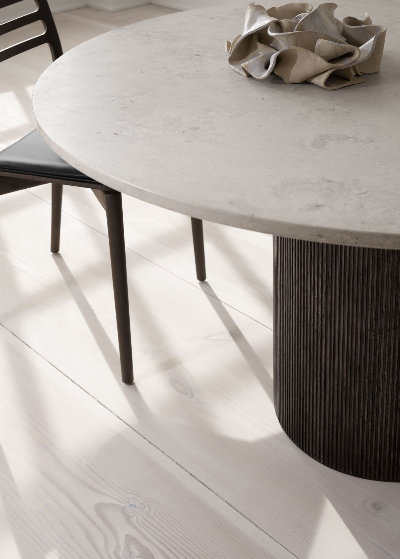 Cabin table round dark oak Vipp