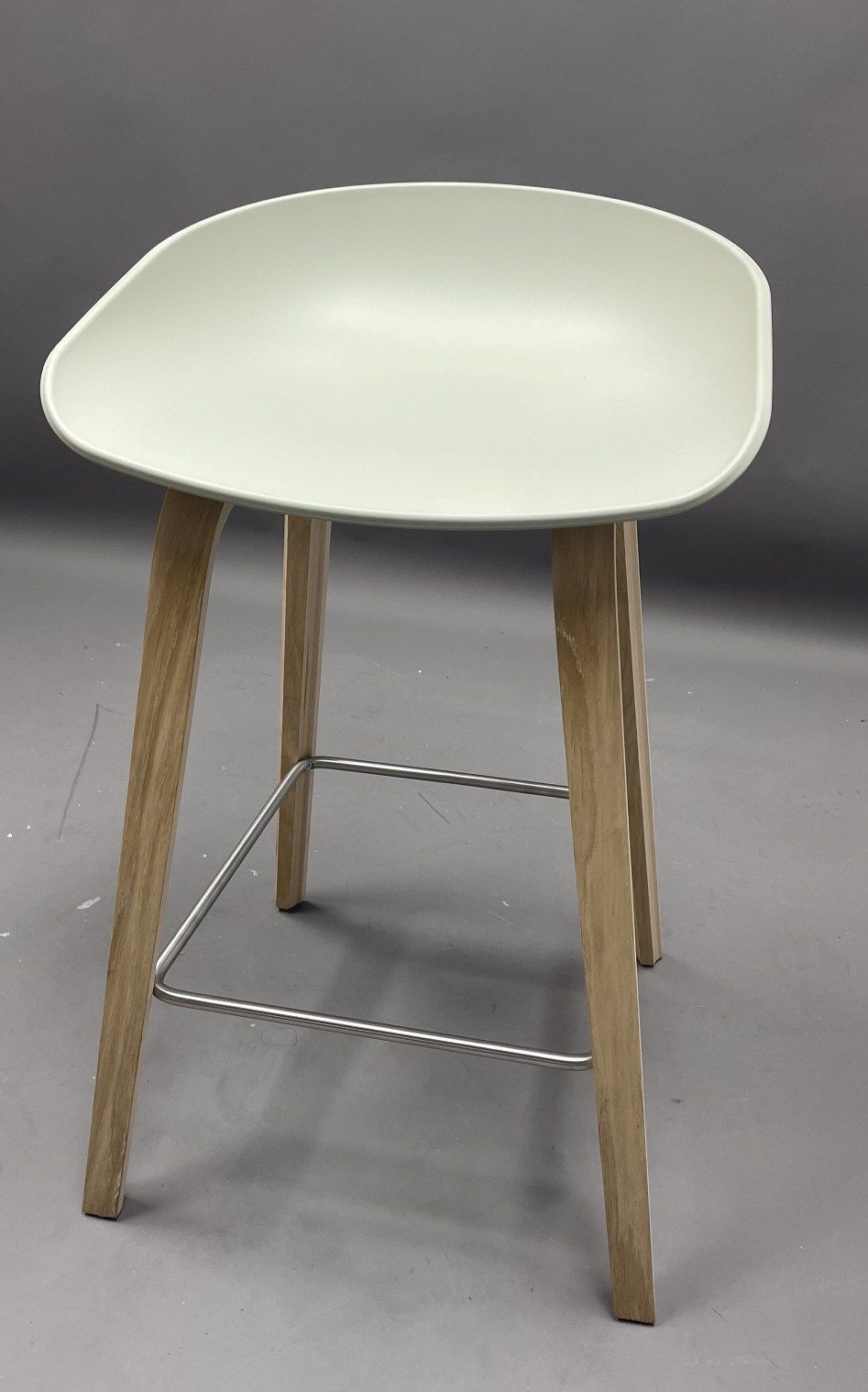 About a Stool AAS32 / AAS 32 Bar stool LOW OAK SOFT / PASTELL GREEN Hay MÄNGELEXEMPLAR  