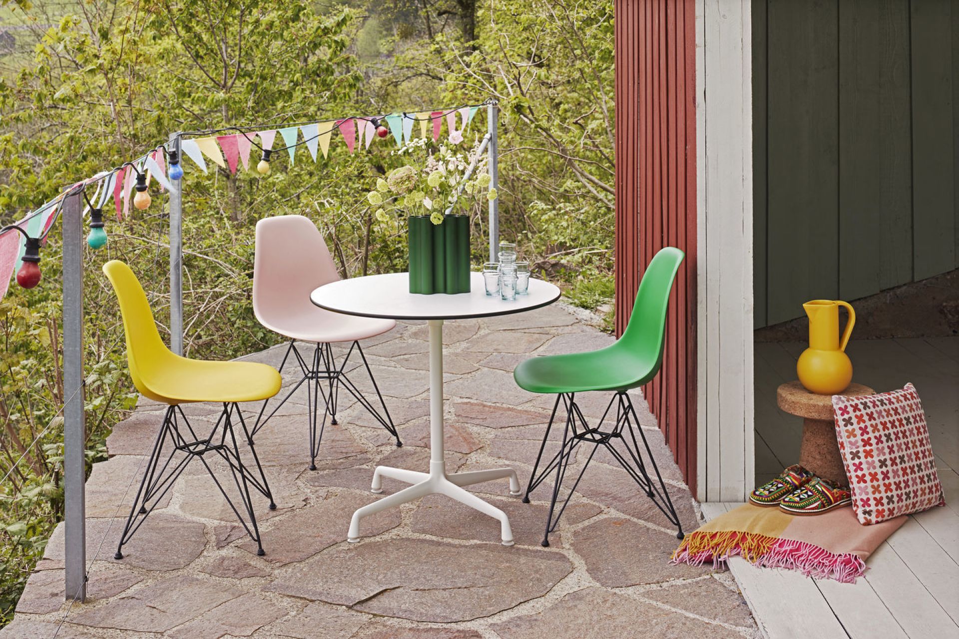 Eames Plastic Side Chair DSR Chair Vitra Black-Pale Pink
