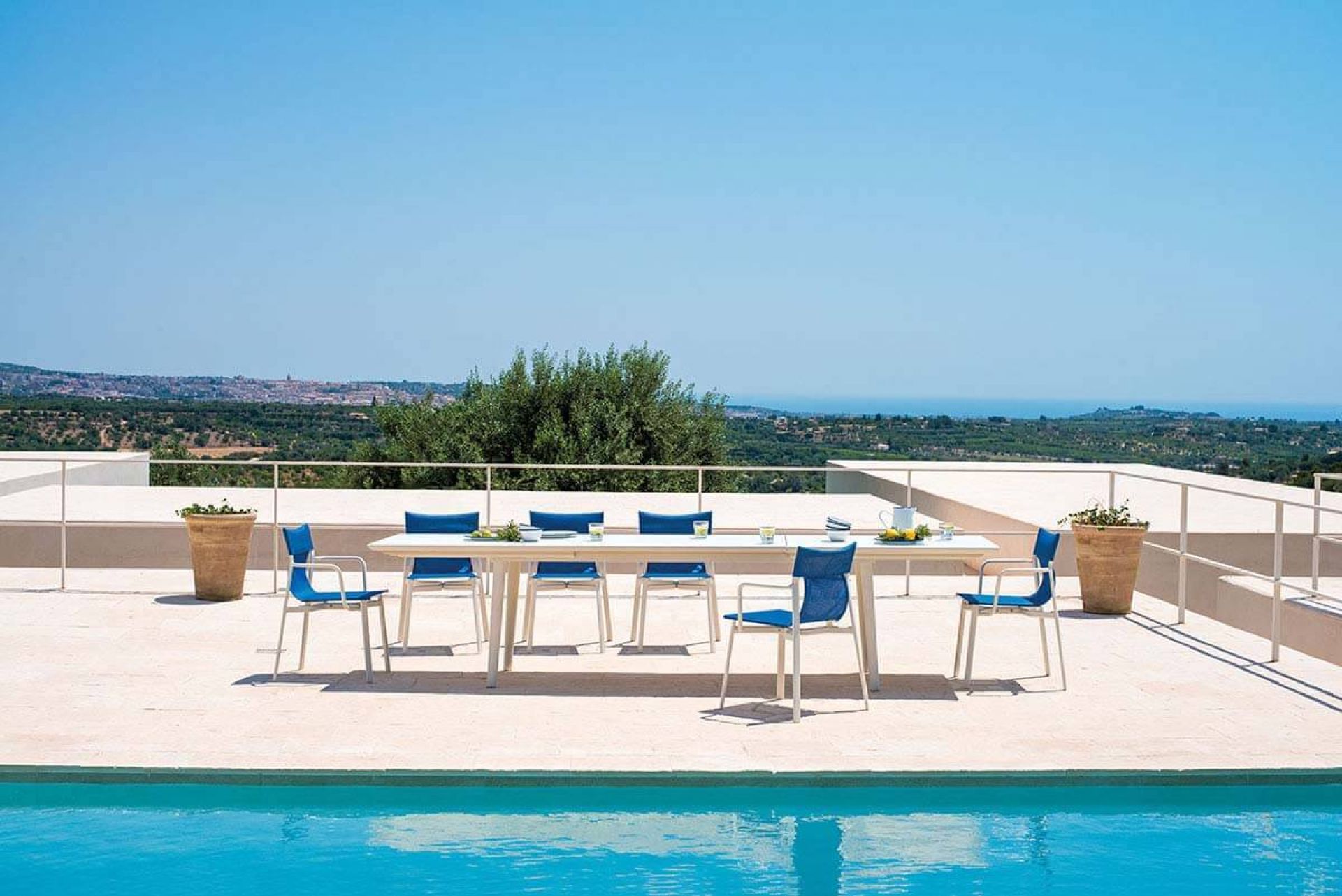 Plus4 Outdoor Extending table Emu