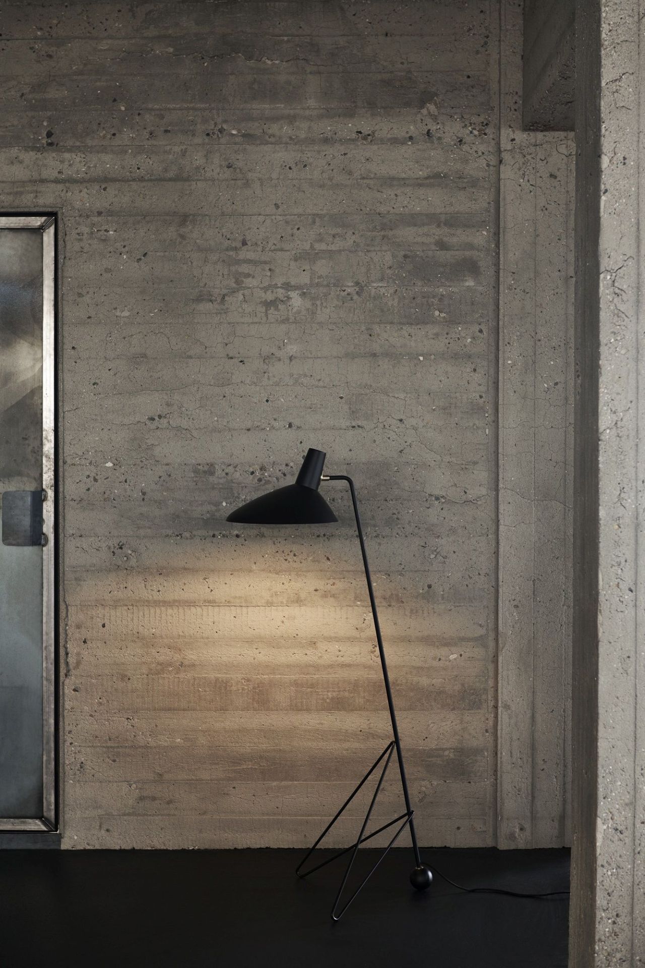 Tripod HM8 Floor lamp AndTradition