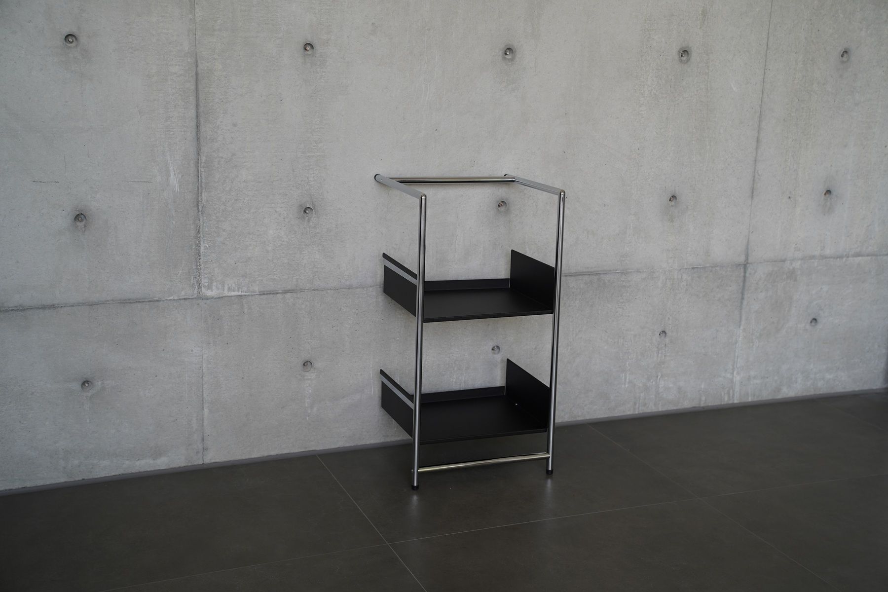 Pool 82 S Leaning shelf / Shoe rack Mox