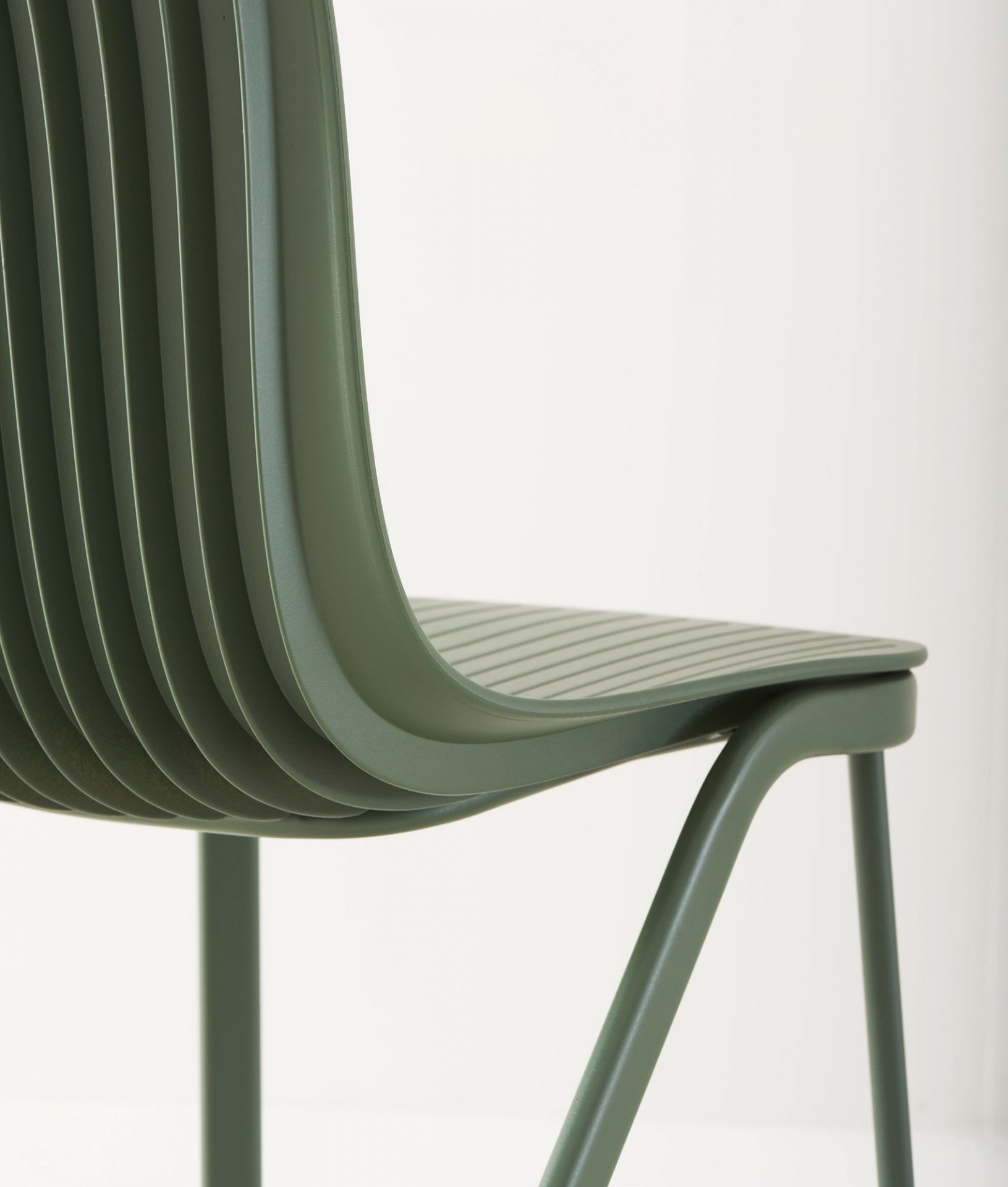 Dragonfly Chair metal legs Segis beige