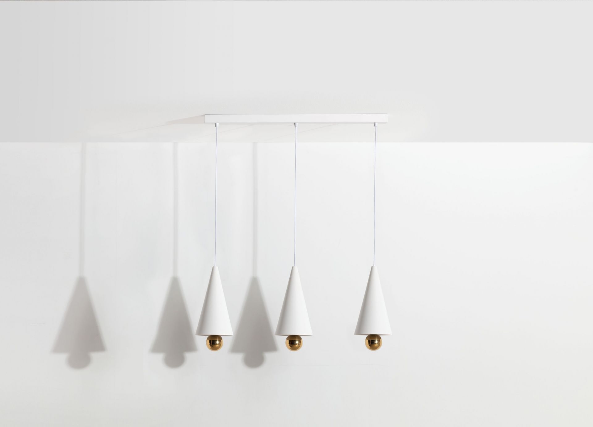 Weiße Cherry Pendelleuchte 3er Set von Petite Friture: Kegelförmige Hängelampe mit goldener Kugel.