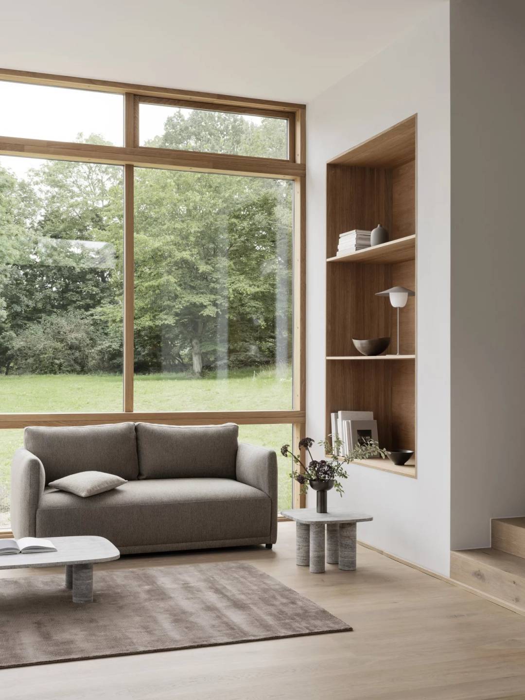 Wohnzimmer mit Sofa und Blomus Visca Rug Teppich in Taupe, Größe 160x240 cm, modernes Design.