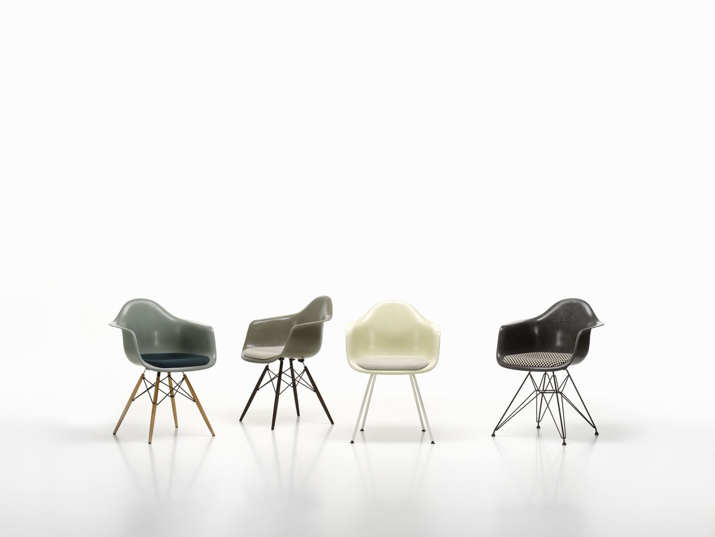 Eames Plastic Arm Chair DAX Chair Vitra