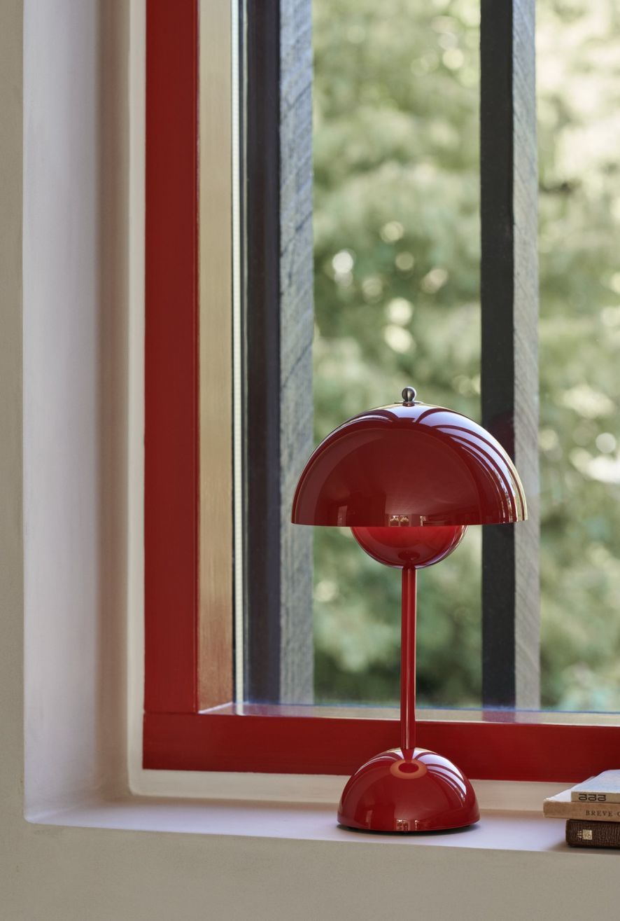 Flowerpot VP9 Portable Battery lamp / Table lamp with USB Vermilion red AndTradition SINGLE PIECES