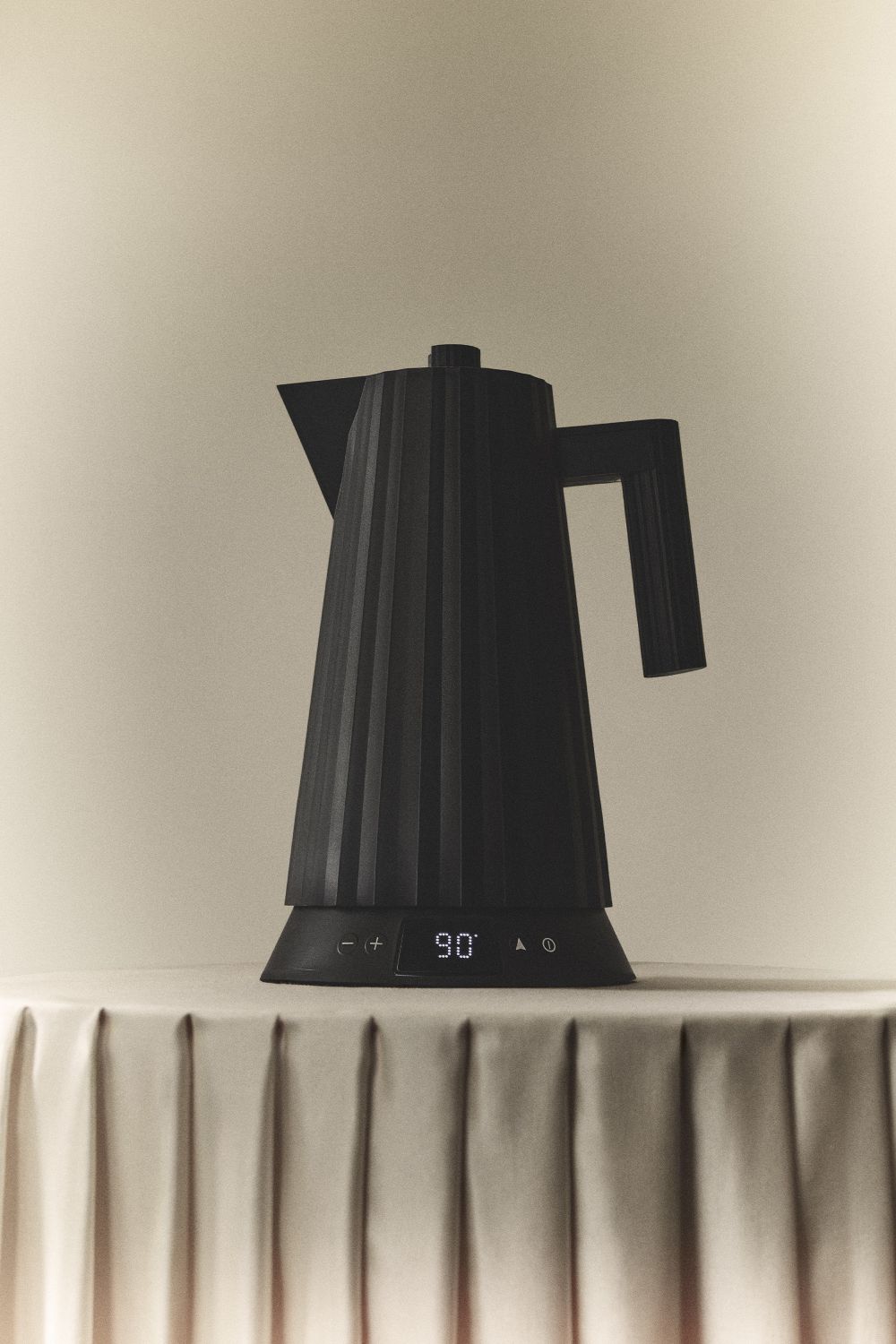 MDL21 Plissé kettle with temperature control Alessi