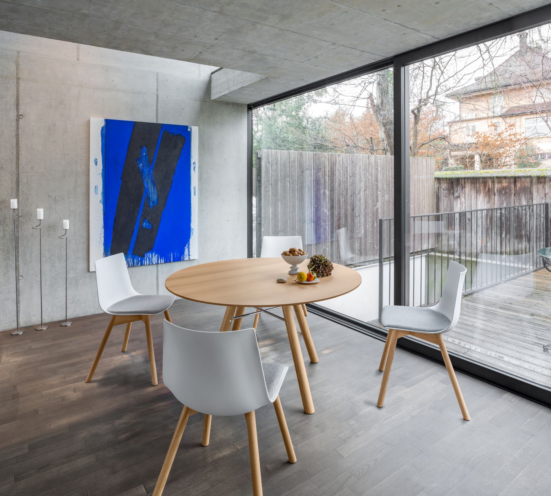Akio Round table Girsberger