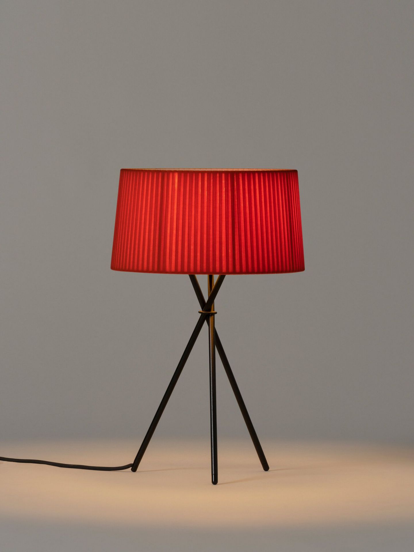 Tripode M3 Table Lamp Amber Red Santa & Cole Tripode M3 Table Lamp Amber Red Santa & Cole