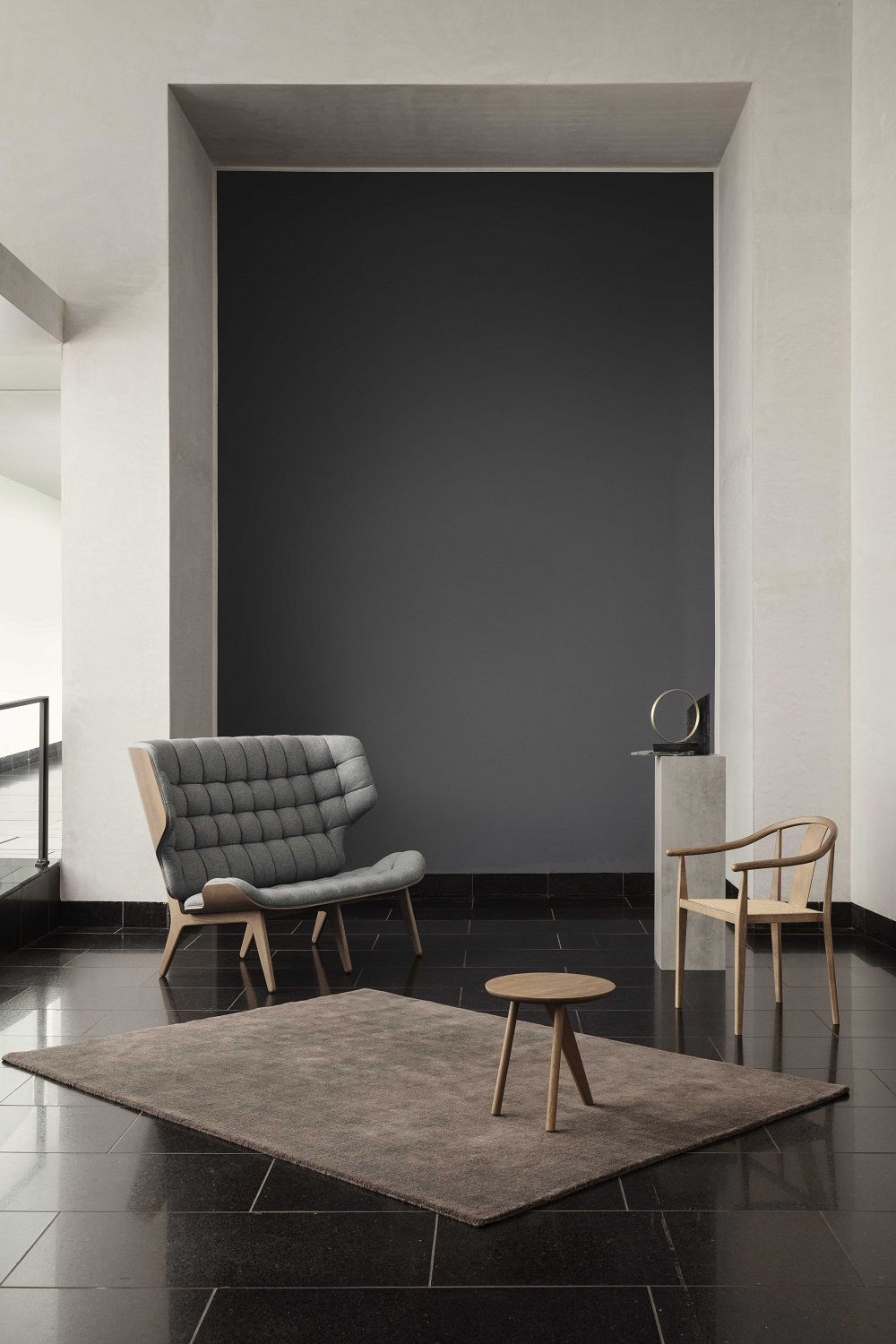 Norr11 Fin Side Table Beistelltisch aus Eiche im minimalistischen Wohnzimmer mit Teppich und Sessel.