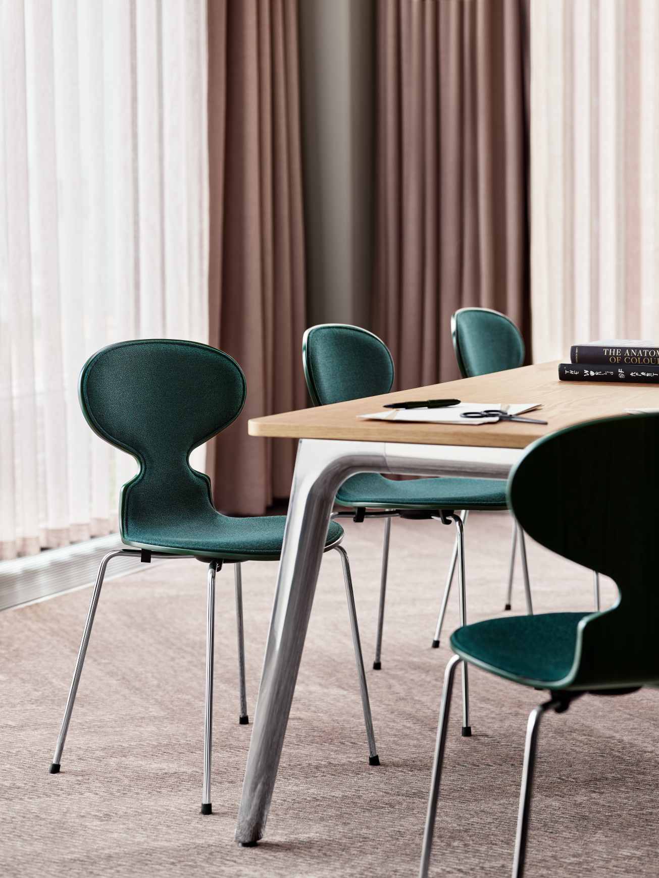 Pluralis table Fritz Hansen