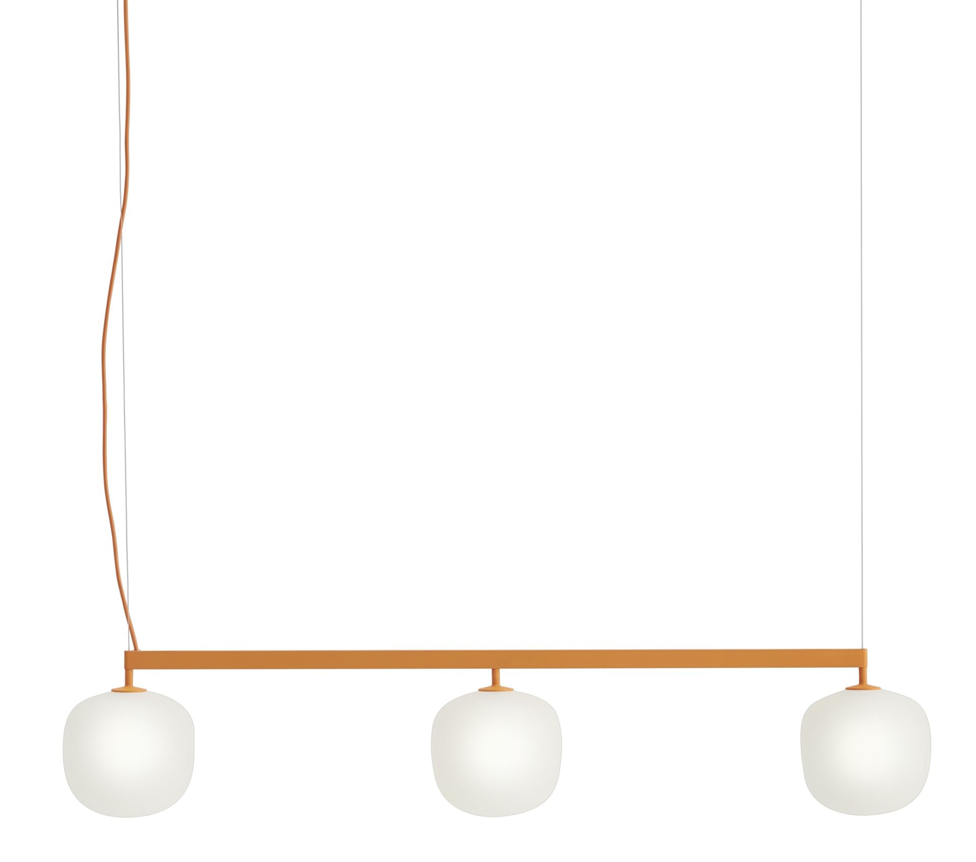 Muuto Rime Rail Pendelleuchte mit drei opalweißen Glasschirmen und orangefarbener Aufhängung.