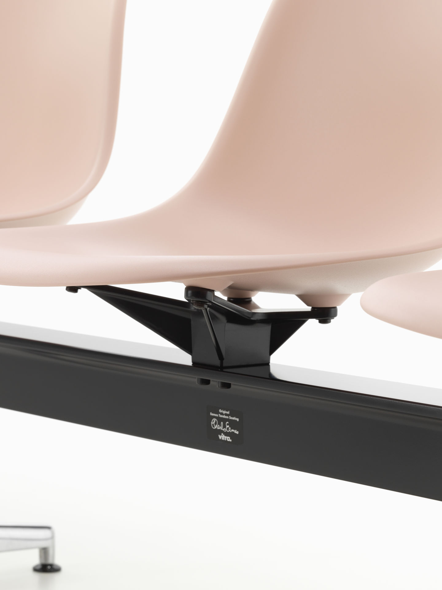Eames Plastic Side Chair RE on traverse Vitra 