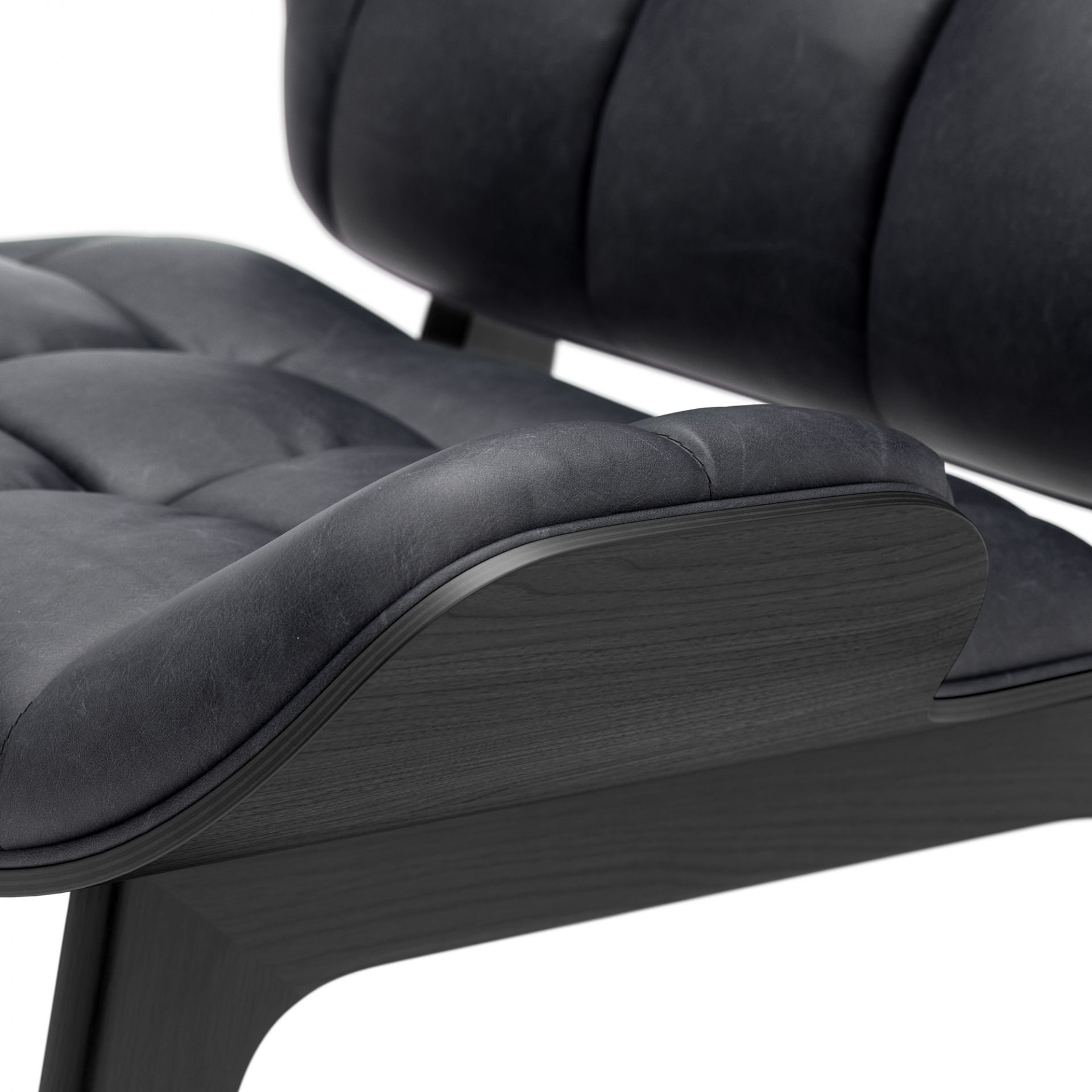 Detailaufnahme: Schwarzer Ledersessel "Mammoth Chair" mit Eichenholzrahmen. Design Sessel für Wohnzimmer.