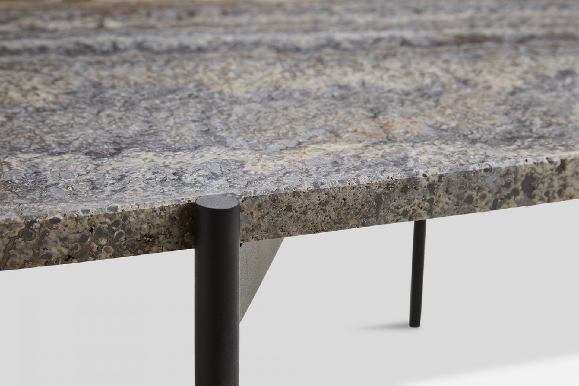 Detailaufnahme: La Terra Couchtisch von Woud, Medium Grau melange, mit schwarzem Metallgestell.