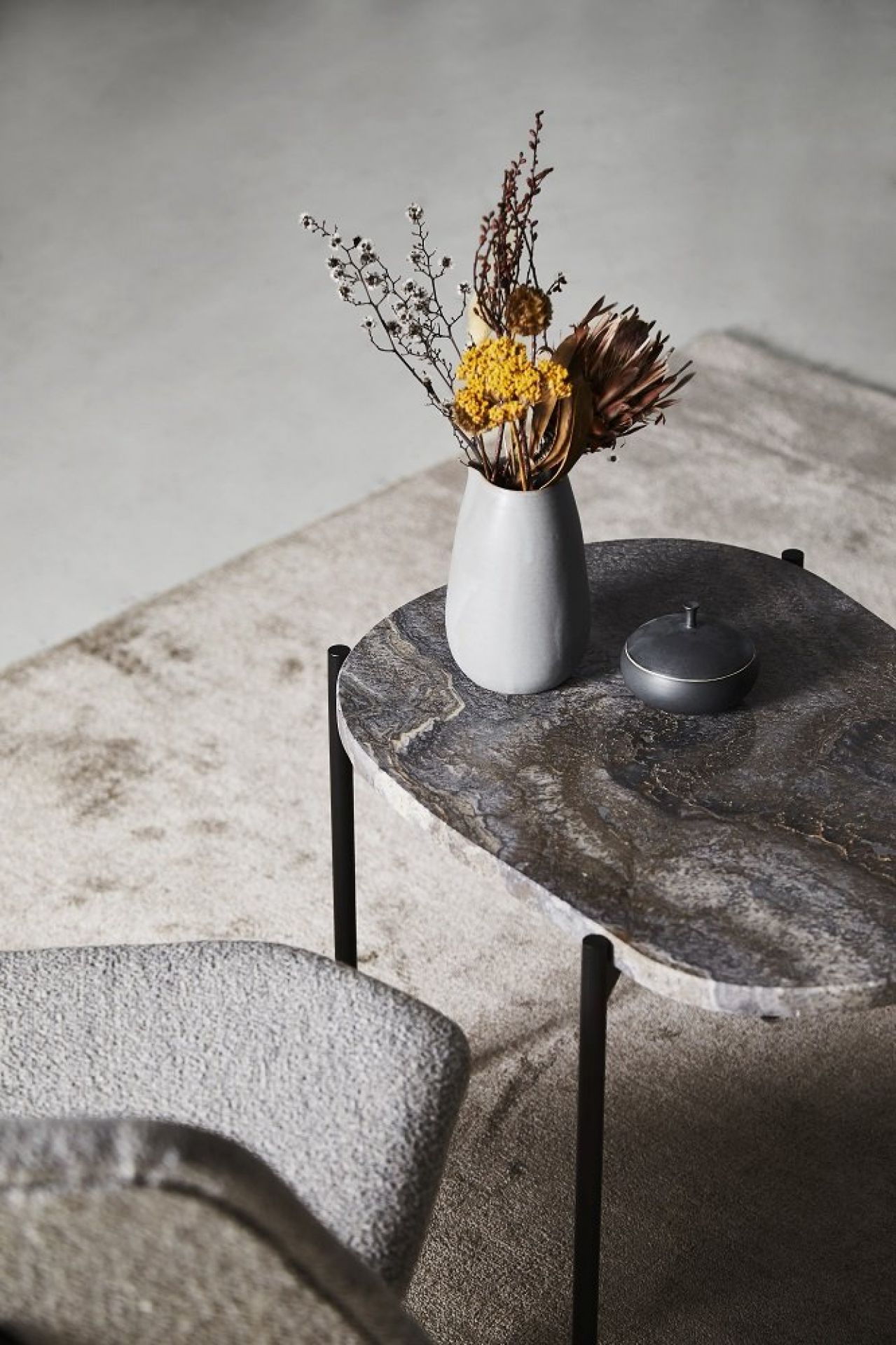 La Terra Couchtisch groß, graumeliert mit Blumen und Dose auf der Tischplatte, modernes Wohnzimmer Design.
