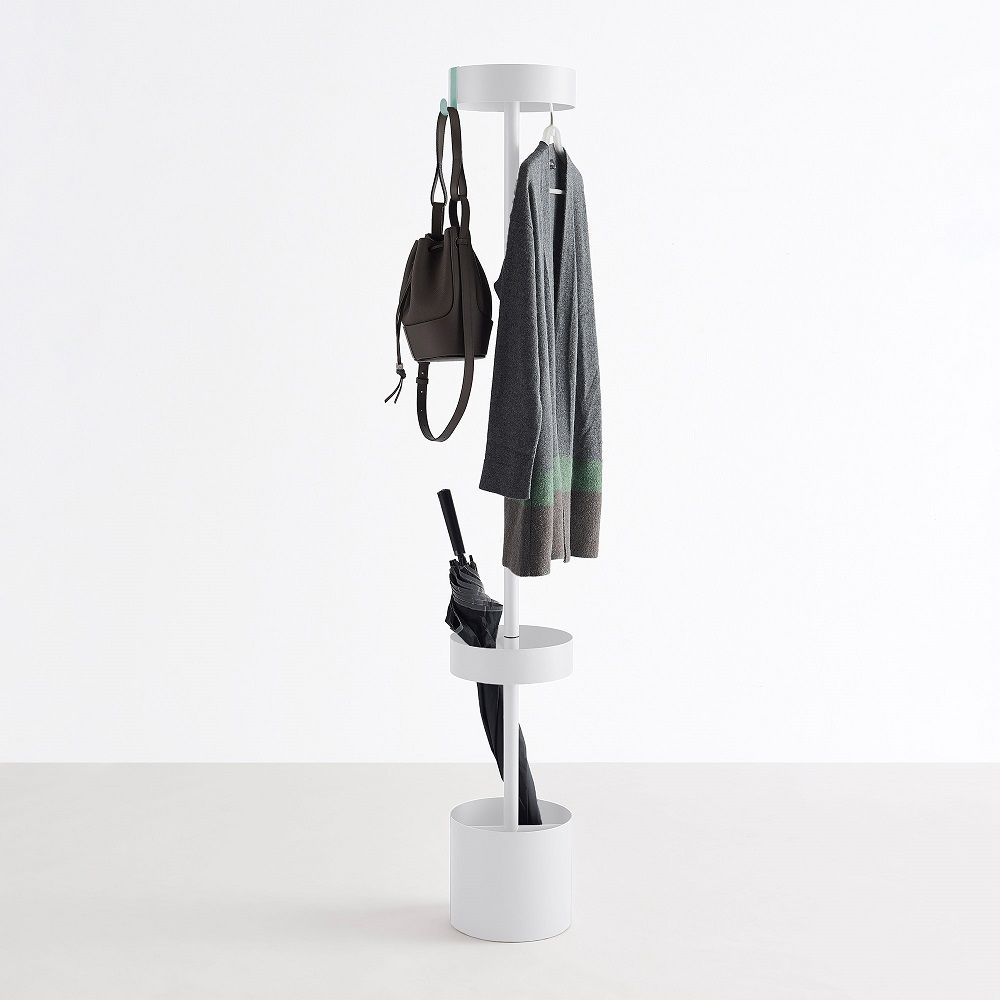 Oolo Garderobenständer Mox, weiße Design-Garderobe mit Ablageflächen für Jacken, Taschen und Regenschirme im modernen Flur.