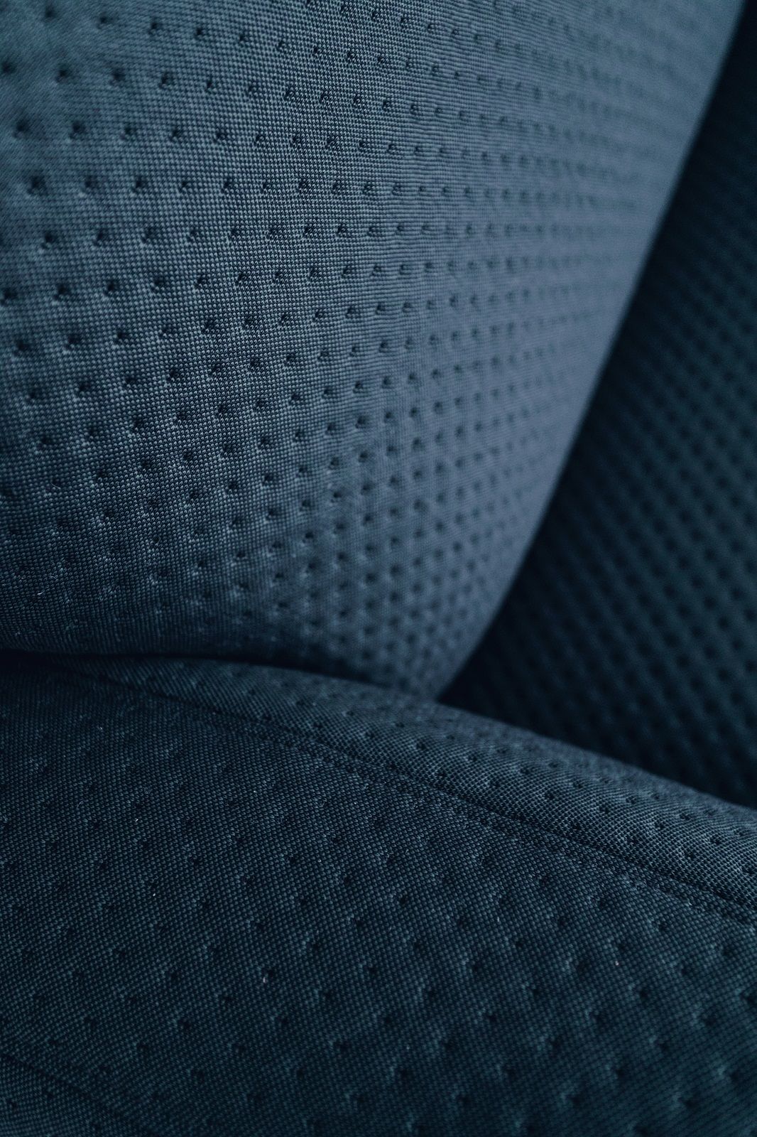 Detailaufnahme des dunkelblauen Auguste Sofas von Hartô mit feiner Punktstruktur.