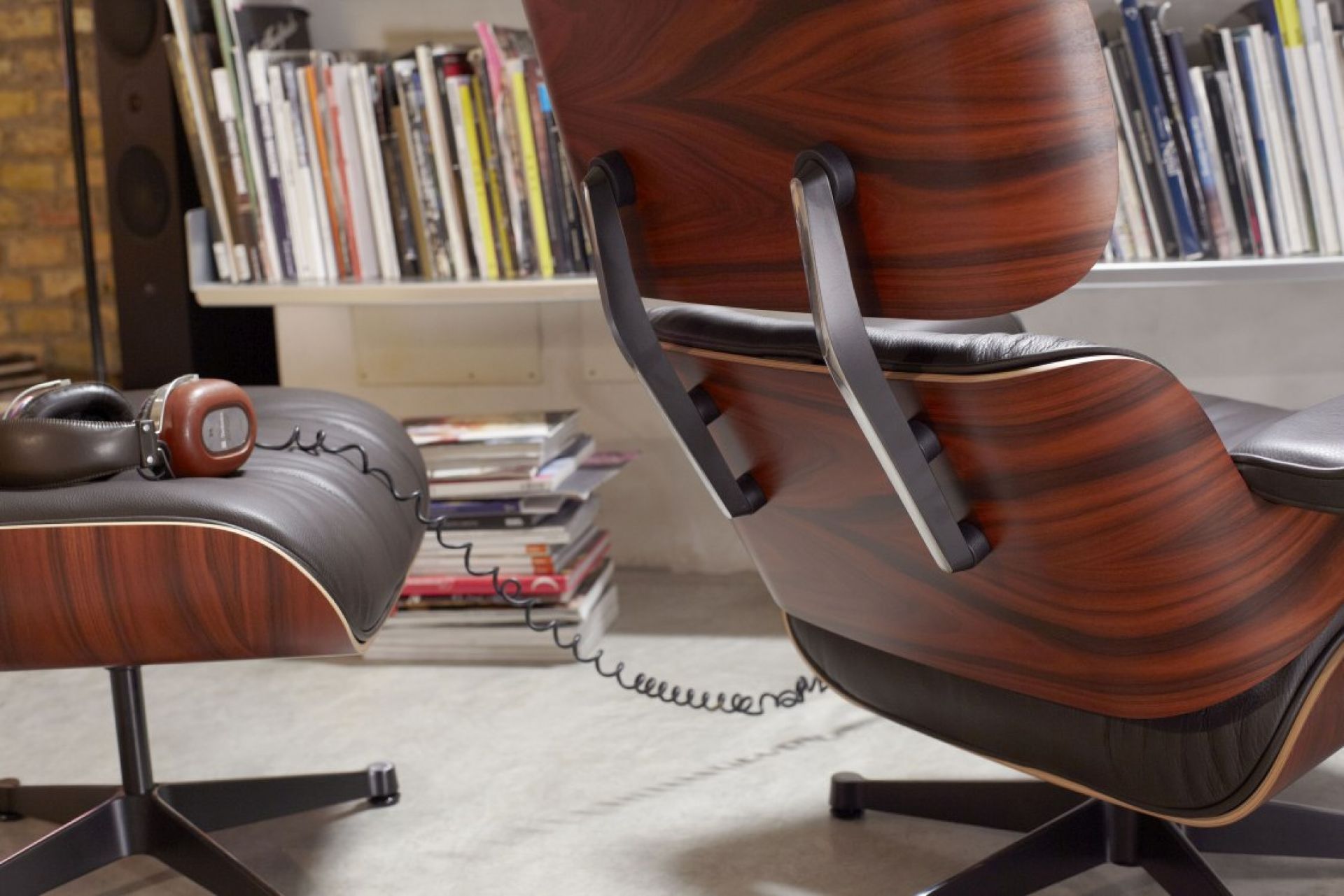 Eames Lounge Chair & Ottoman Armchair Leather Premium Vitra Sides polished black leather premium F black rosewood