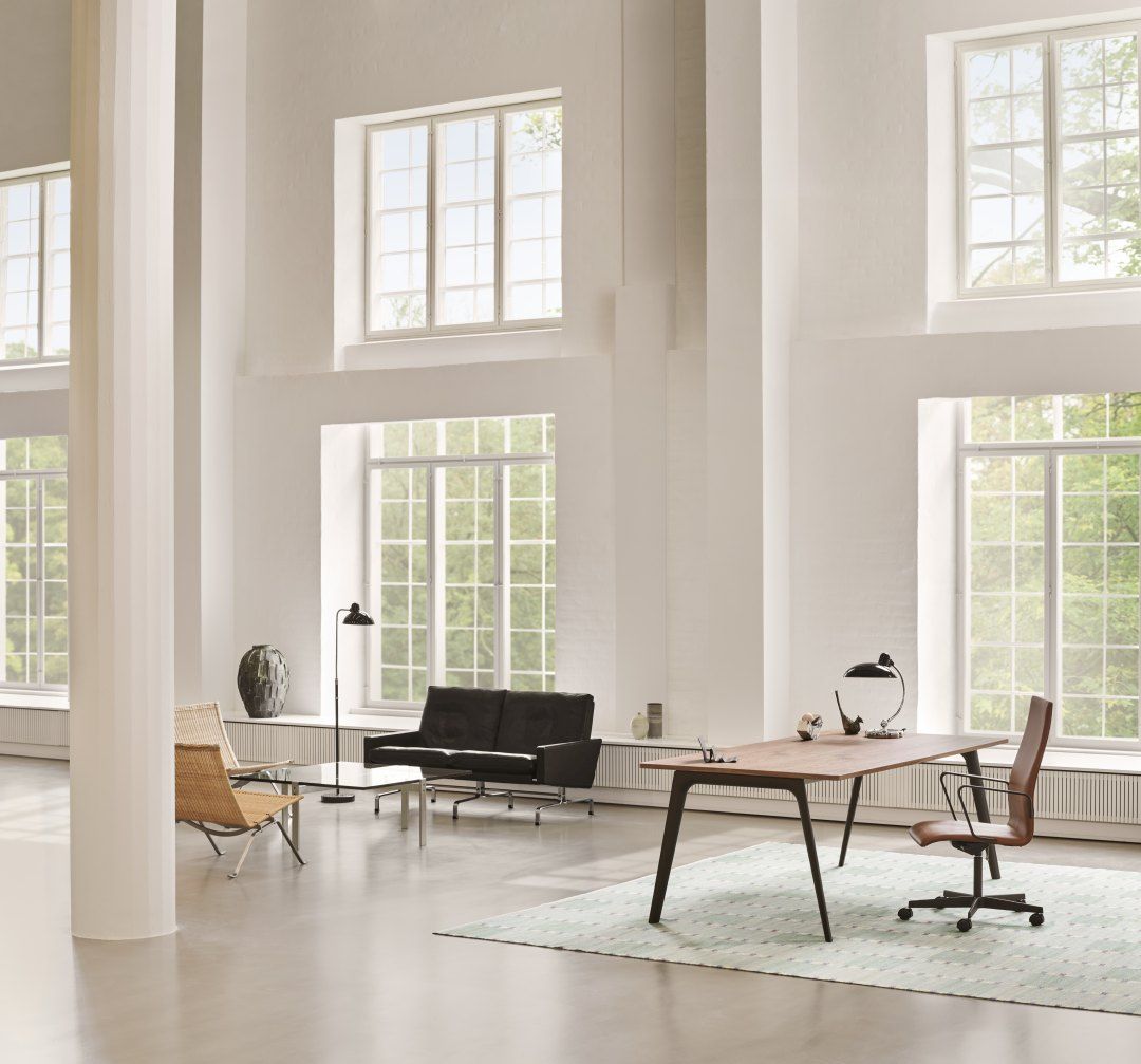 Pluralis table Fritz Hansen