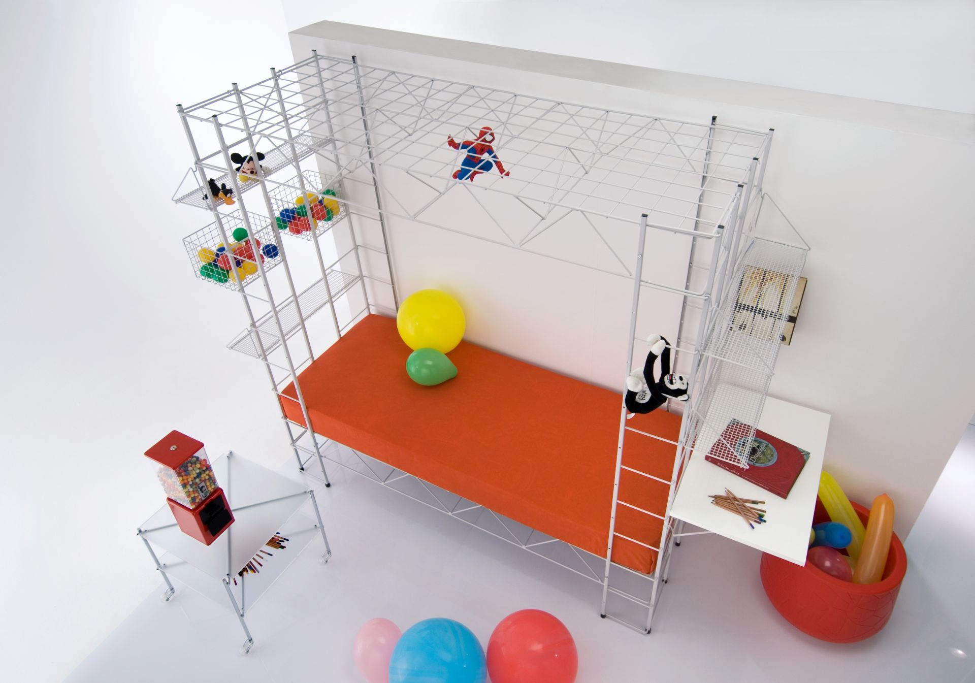 Abitacolo Multifunktionsbett von Rexite mit orangefarbener Matratze, Spielzeug und integrierten Regalen für Kinderzimmer.