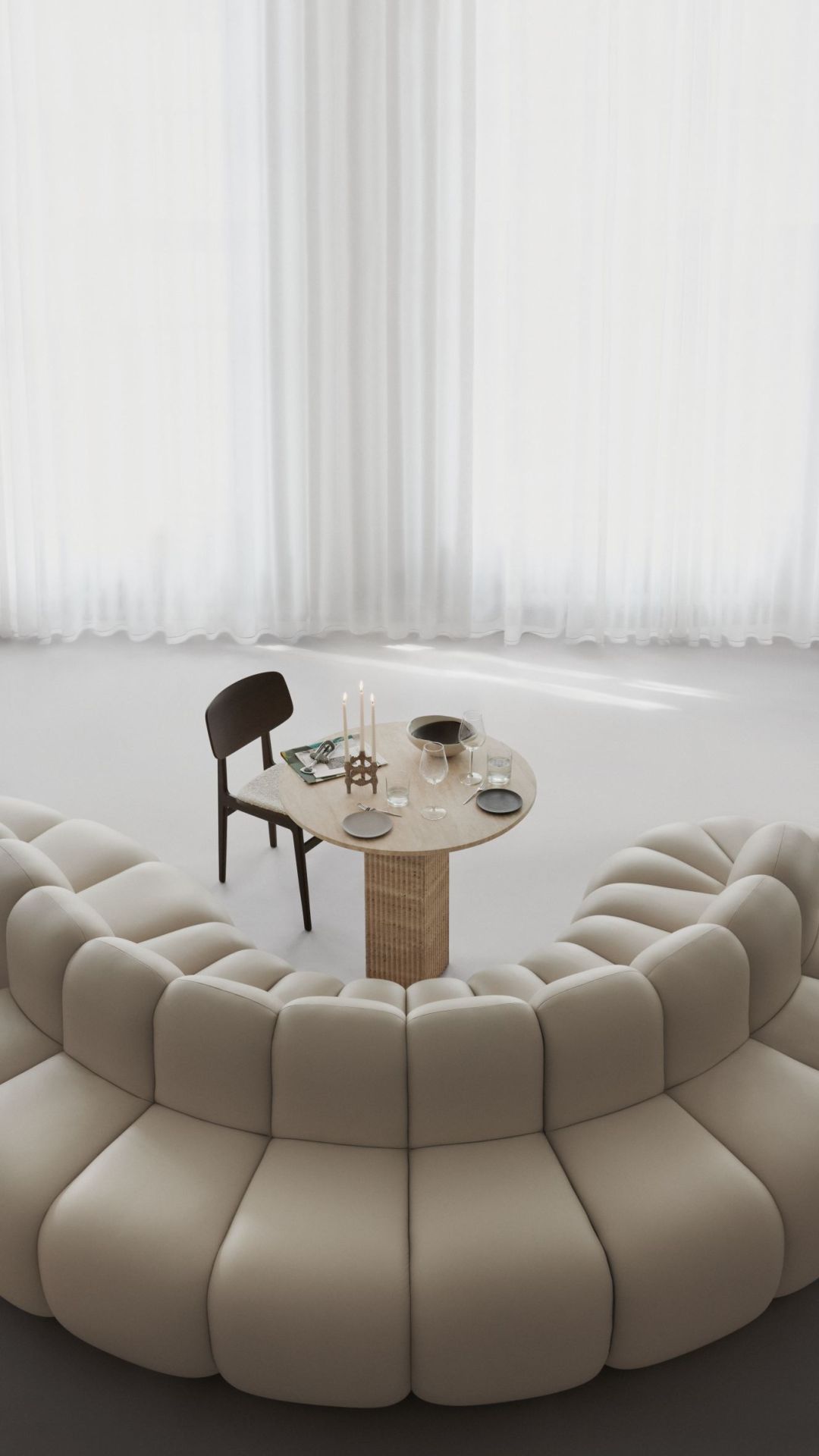 NY11 New York Dining Chair von NORR11 am Esstisch mit modernem, beigem Modulsofa.