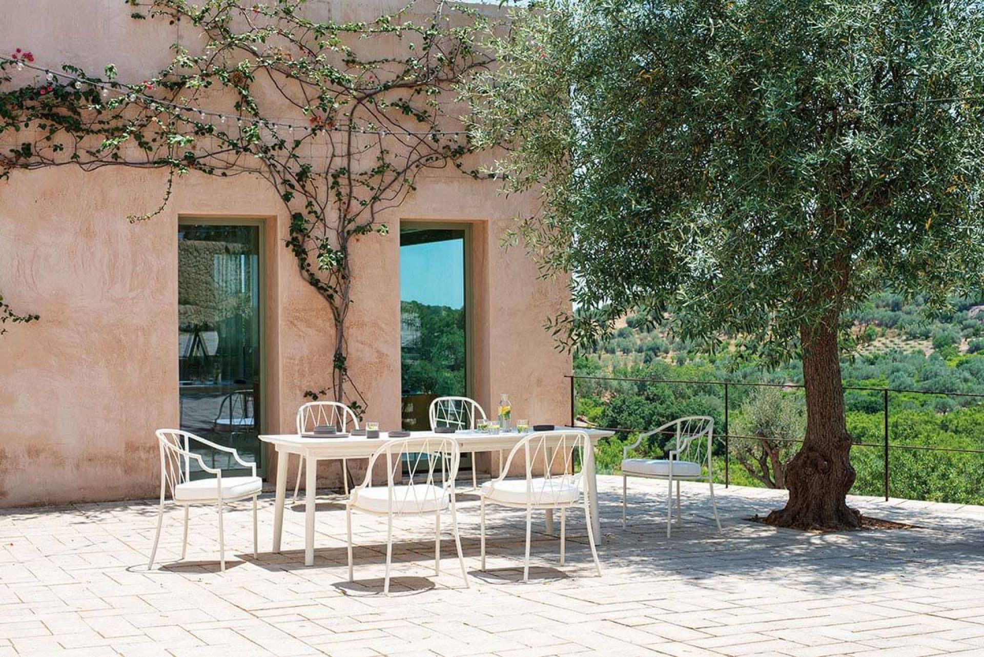 Plus4 Outdoor Extending table Emu