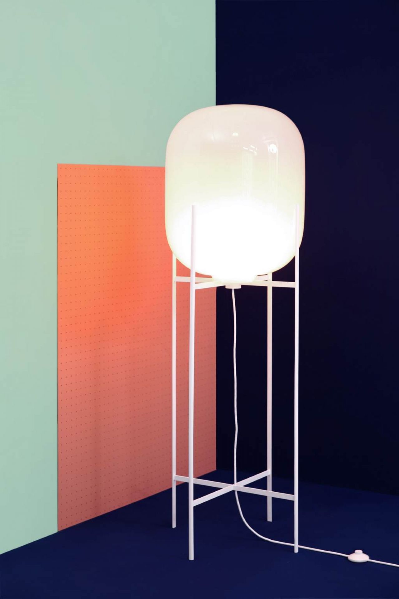 Oda Big floor lamp white frame - white glass  Pulpo