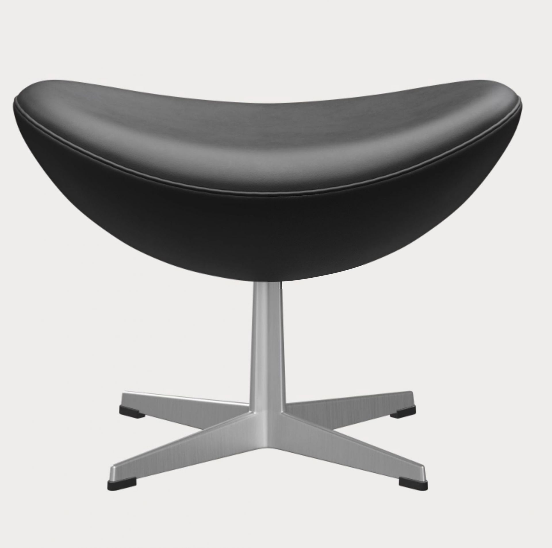 Schwarzer Egg Chair Hocker mit Lederbezug und silberfarbenem Fußkreuz. Designklassiker von Fritz Hansen.