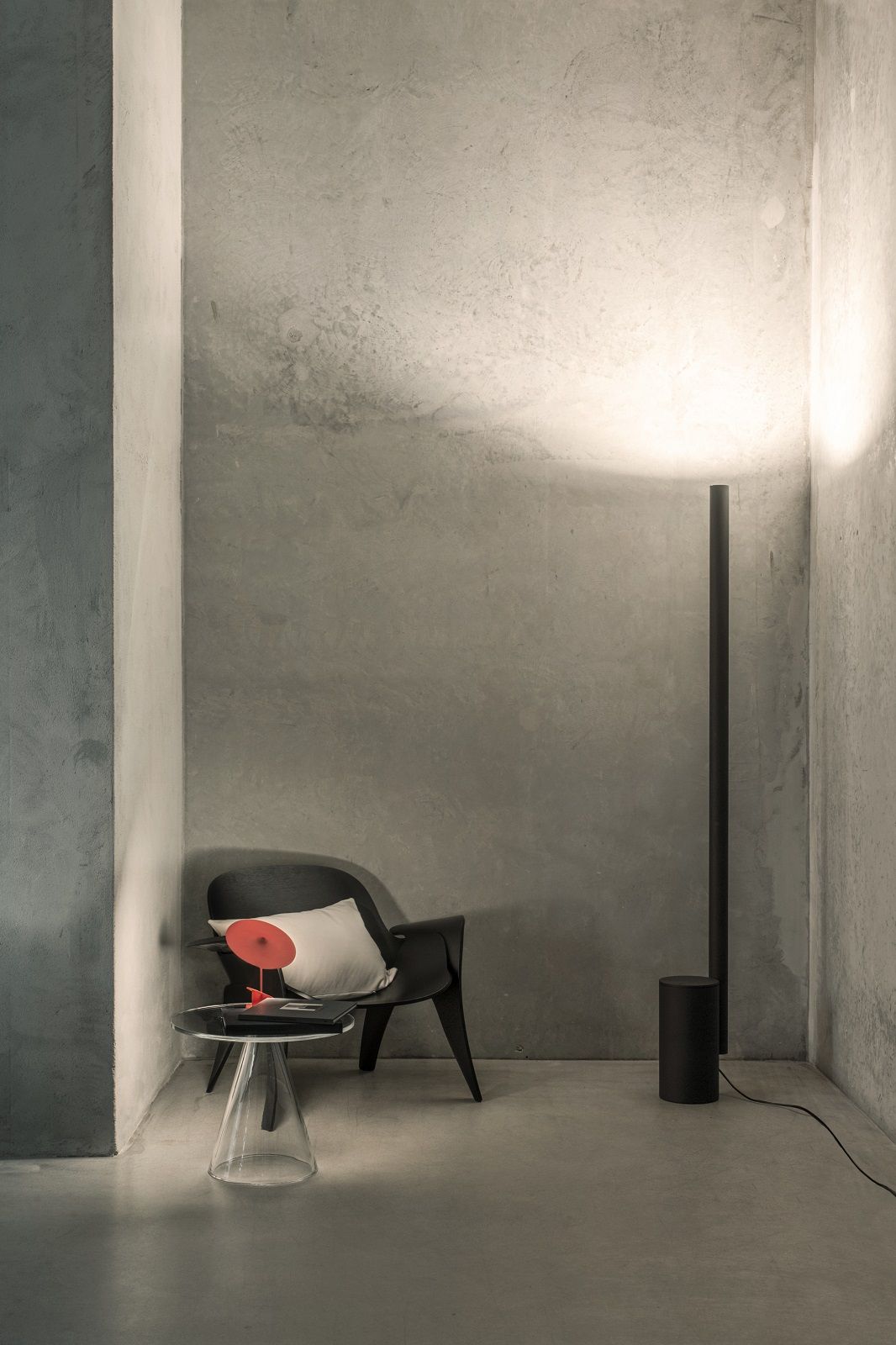 w164 Alto Stehleuchte von wästberg in modernem Interieur mit Sessel und Beistelltisch.