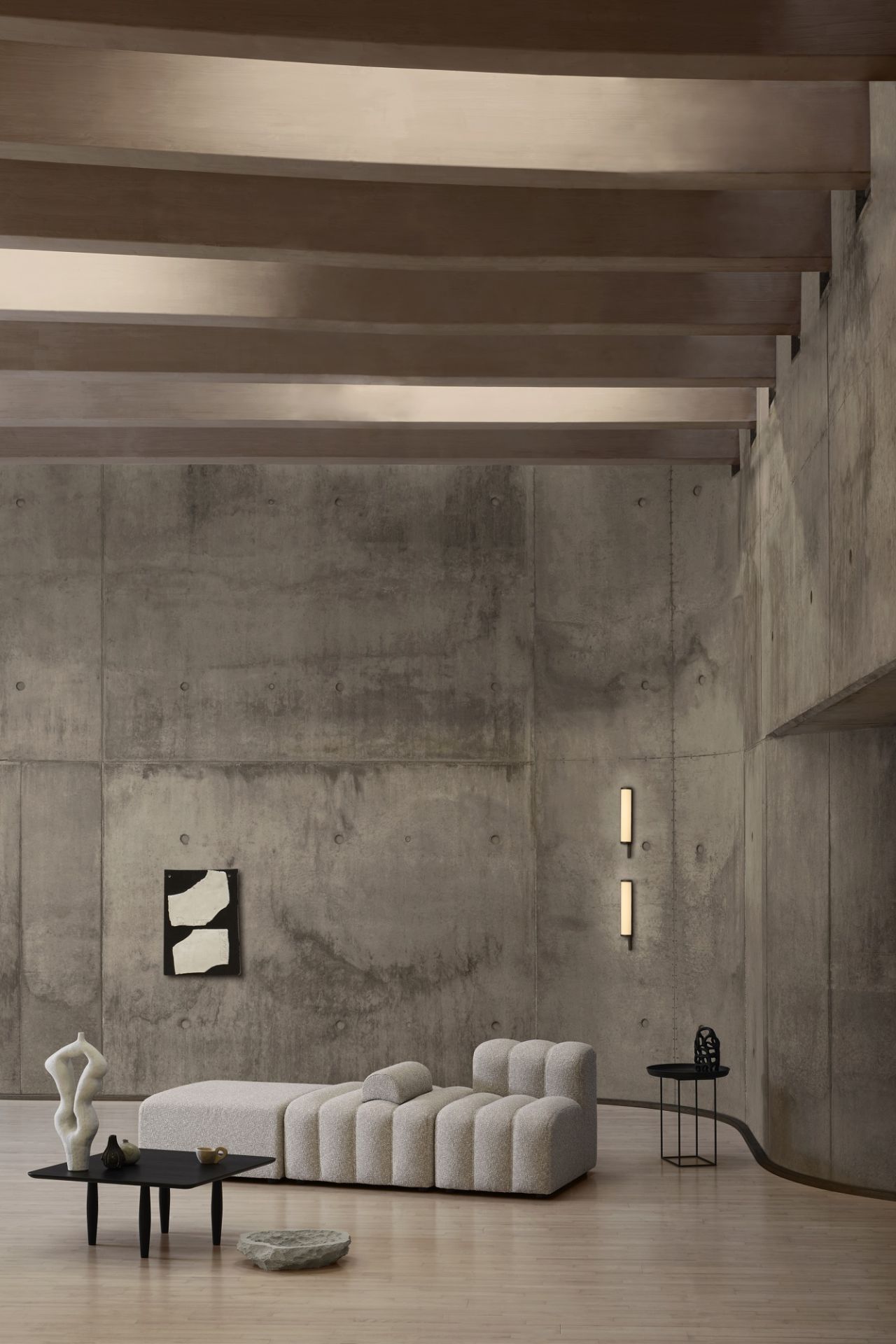 Moderner Wohnraum mit Duke Small Side Table Beistelltisch von Norr11, schwarzer Tisch mit filigranem Design.
