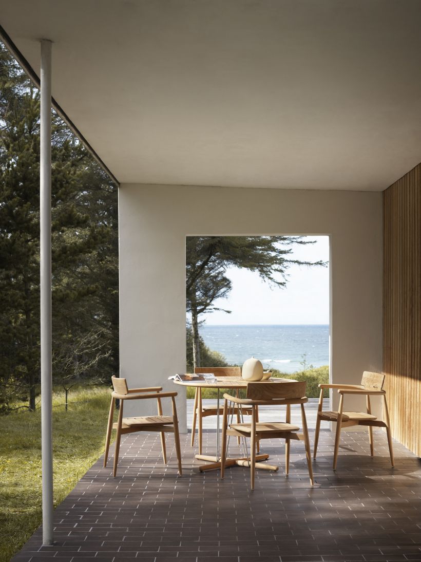 E022 Embrace Outdoor Table Ø140cm Carl Hansen & Søn