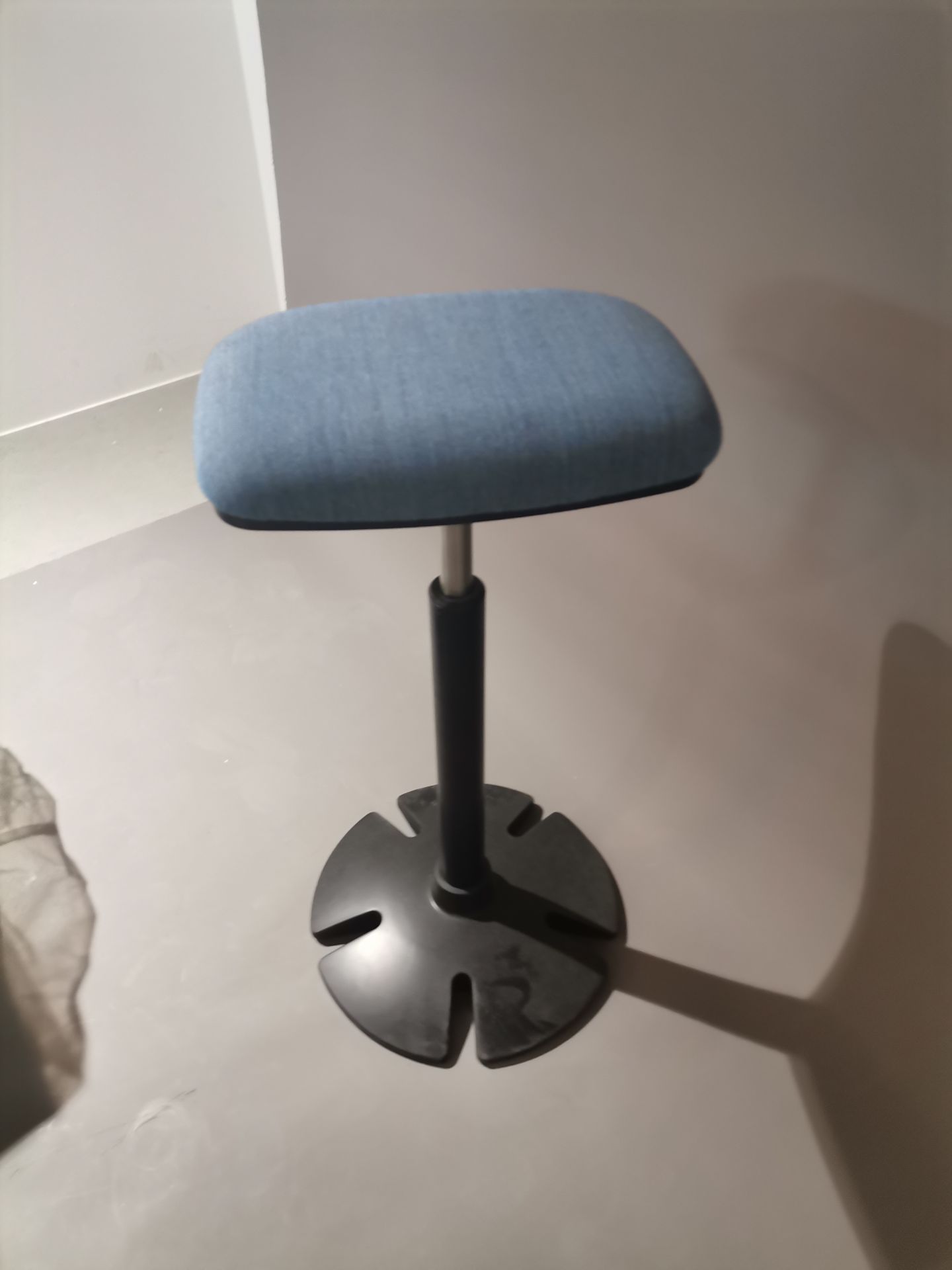 B-FREE SEAT- BASE BLACK / REMIX JEANSBLAU Steelcase EXHIBITION PIECE