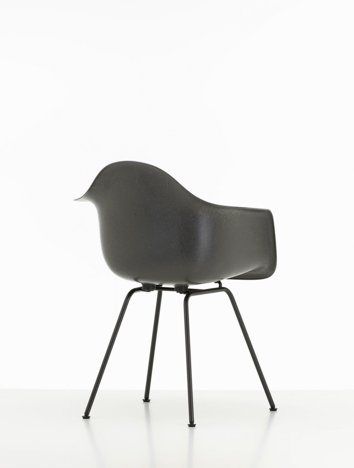 Eames Plastic Arm Chair DAX Chair Vitra Chrome - Deep black