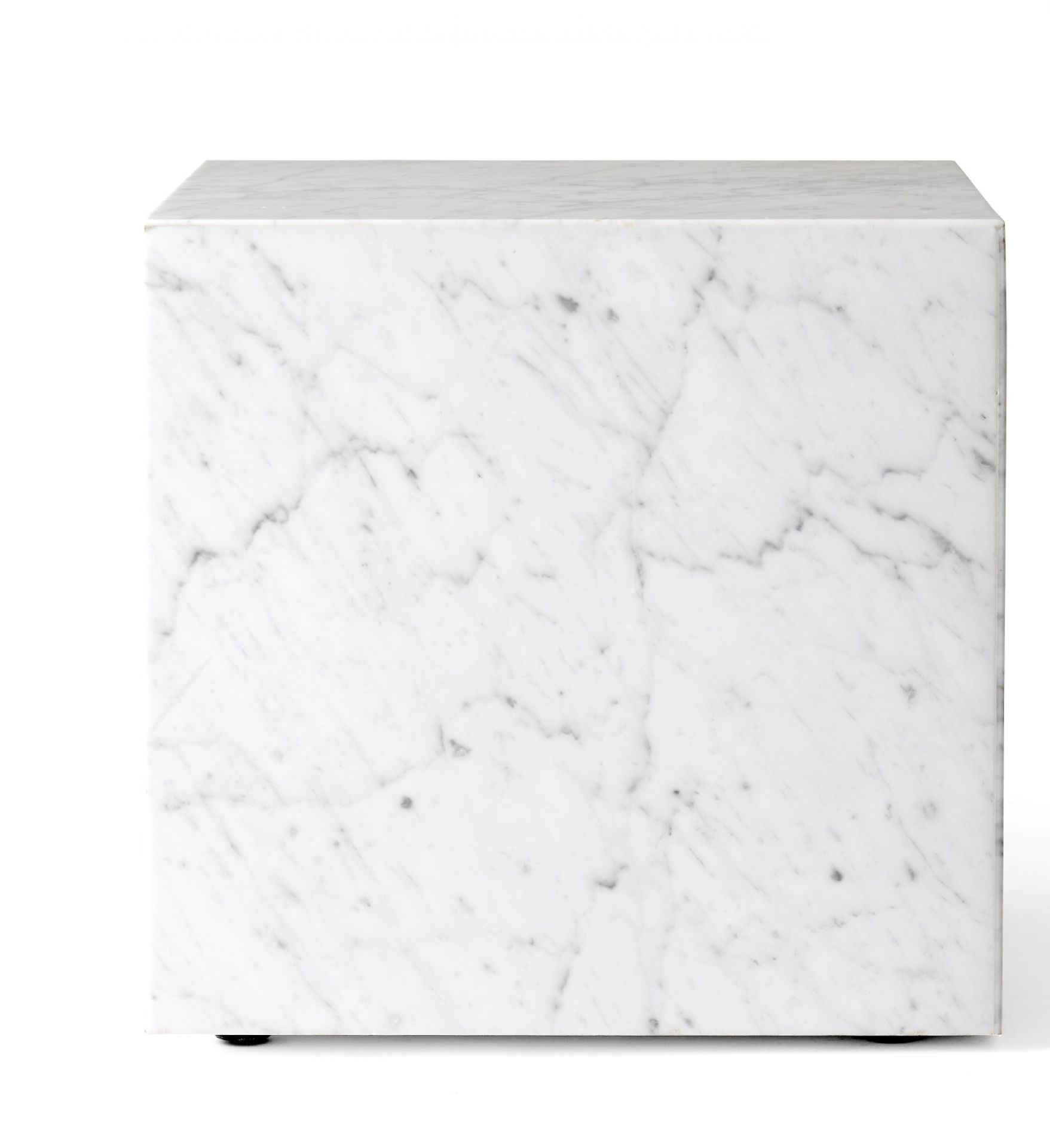 Audo Plinth Cubic Beistelltisch aus weißem Carrara Marmor, quadratischer Marmortisch für Wohnzimmer.