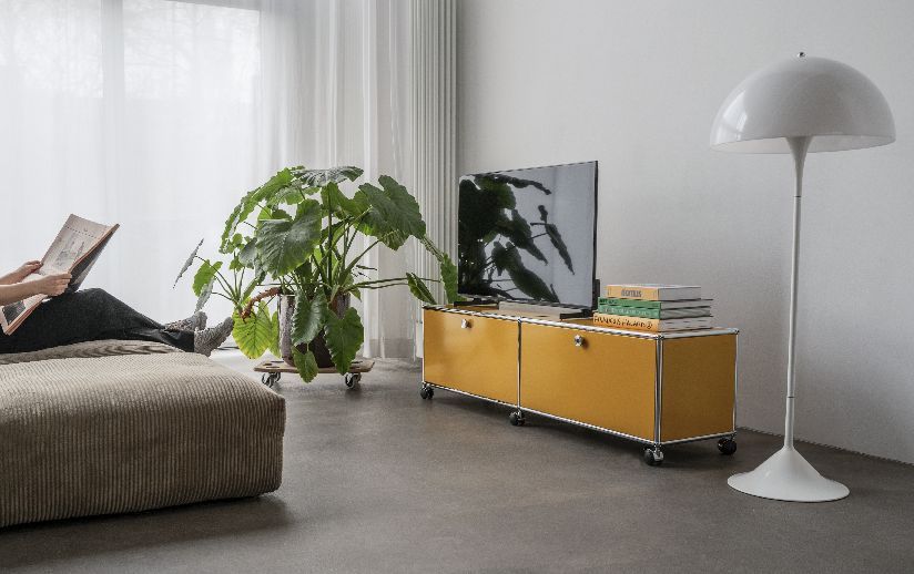 USM Haller TV/Hi-Fi Lowboard M61 on casters with 2 hinged doors Pure White