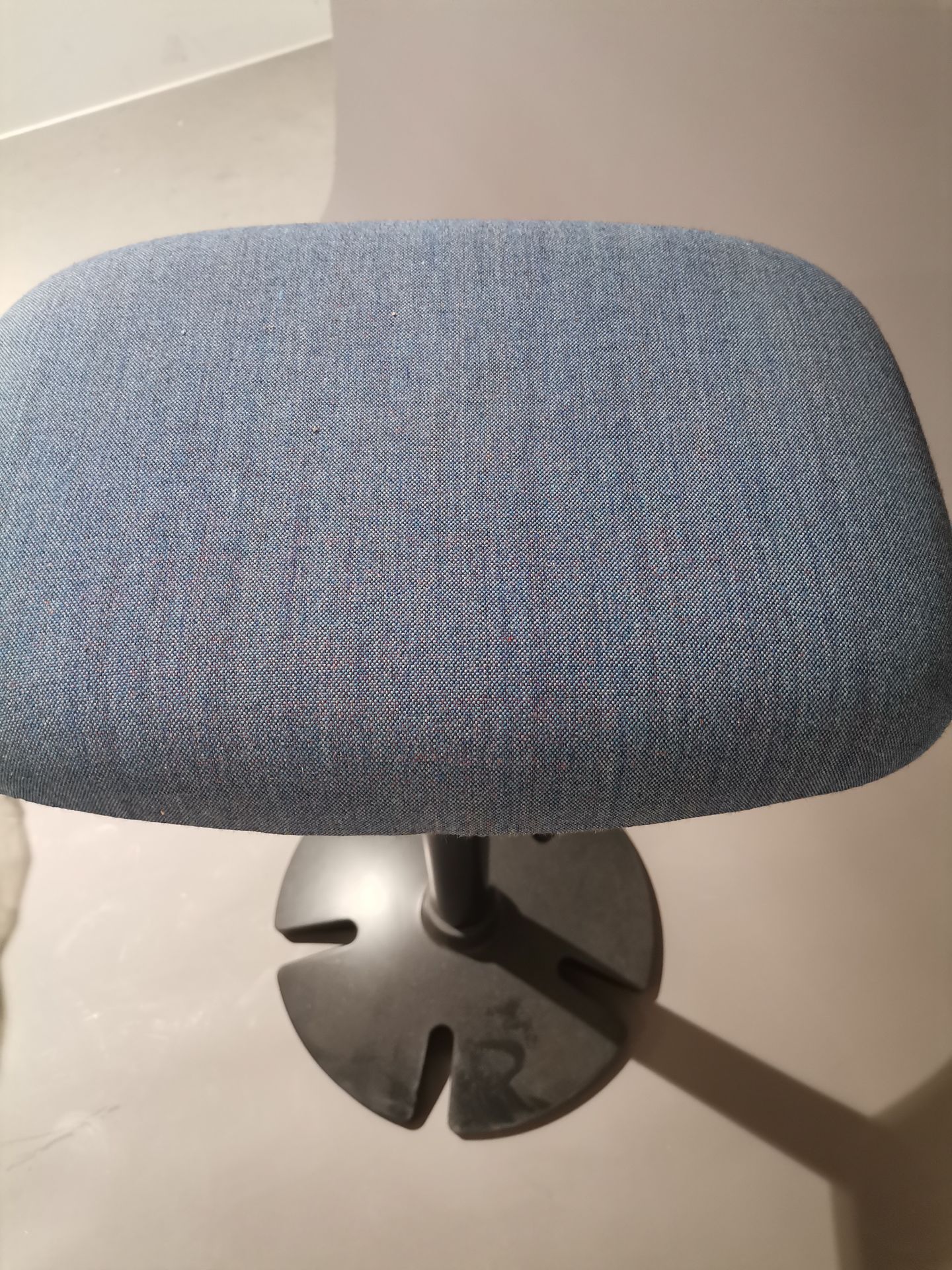 B-FREE SEAT- BASE BLACK / REMIX JEANSBLAU Steelcase EXHIBITION PIECE