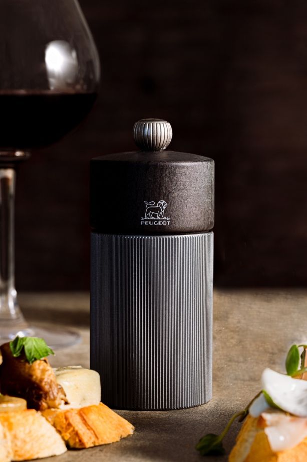 Peugeot Line Pfeffermühle H 12 cm in Graphit und Carbon, stilvolle Küchenmühle für Feinschmecker.