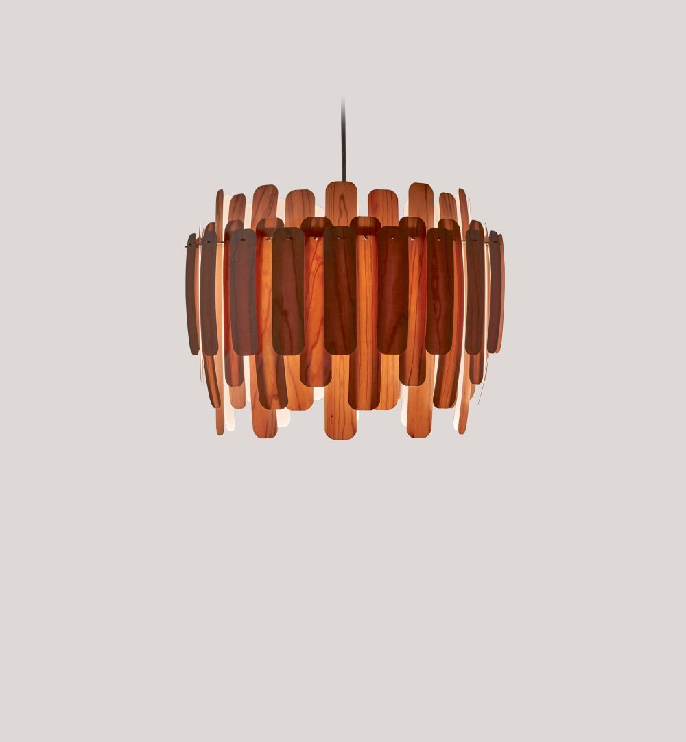 Maruja Pendelleuchte von LZF Lamps: Moderne Hängelampe aus Holzstäben für stimmungsvolle Beleuchtung.