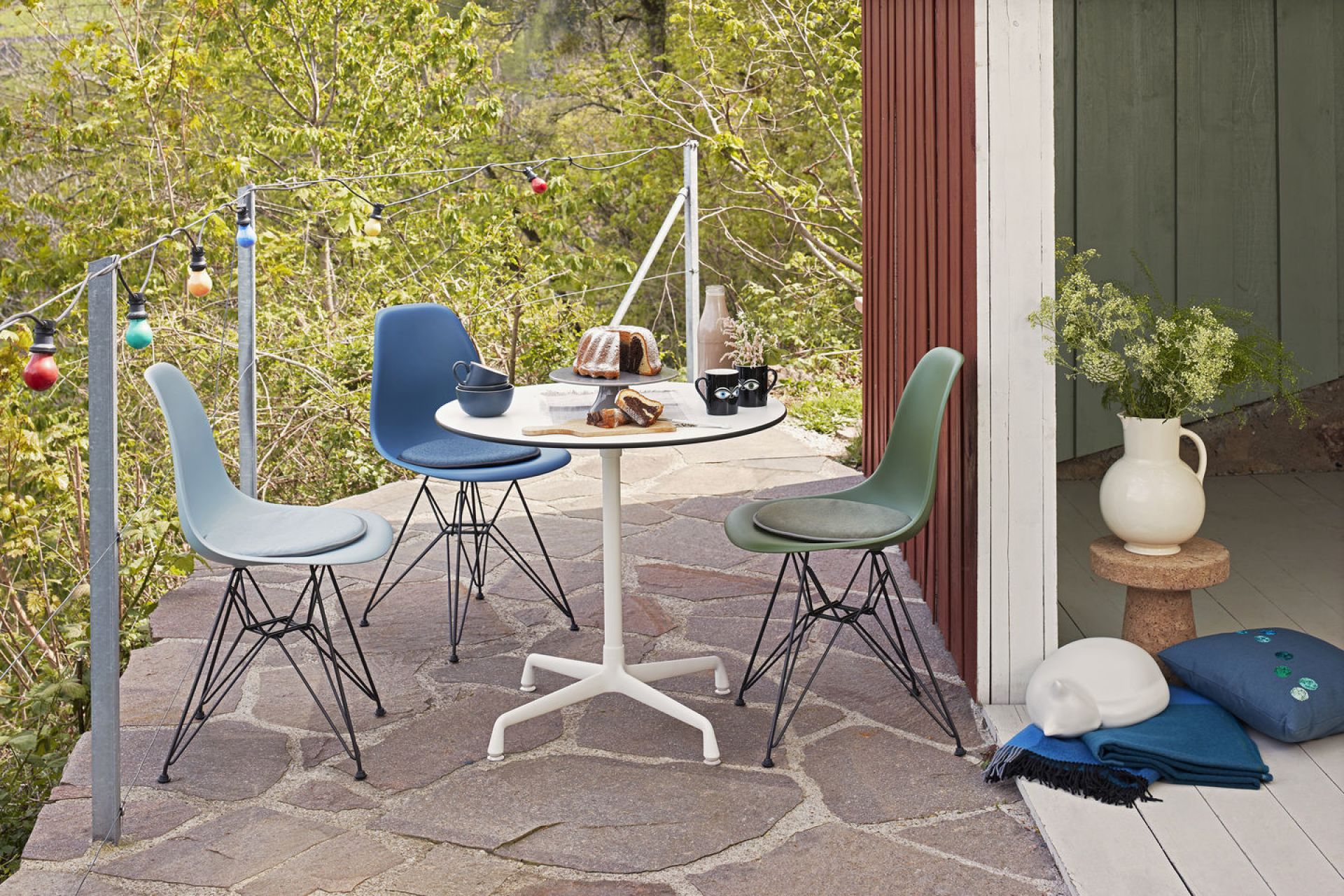 Eames Plastic Side Chair DSR Chair Vitra Black-Pale Pink