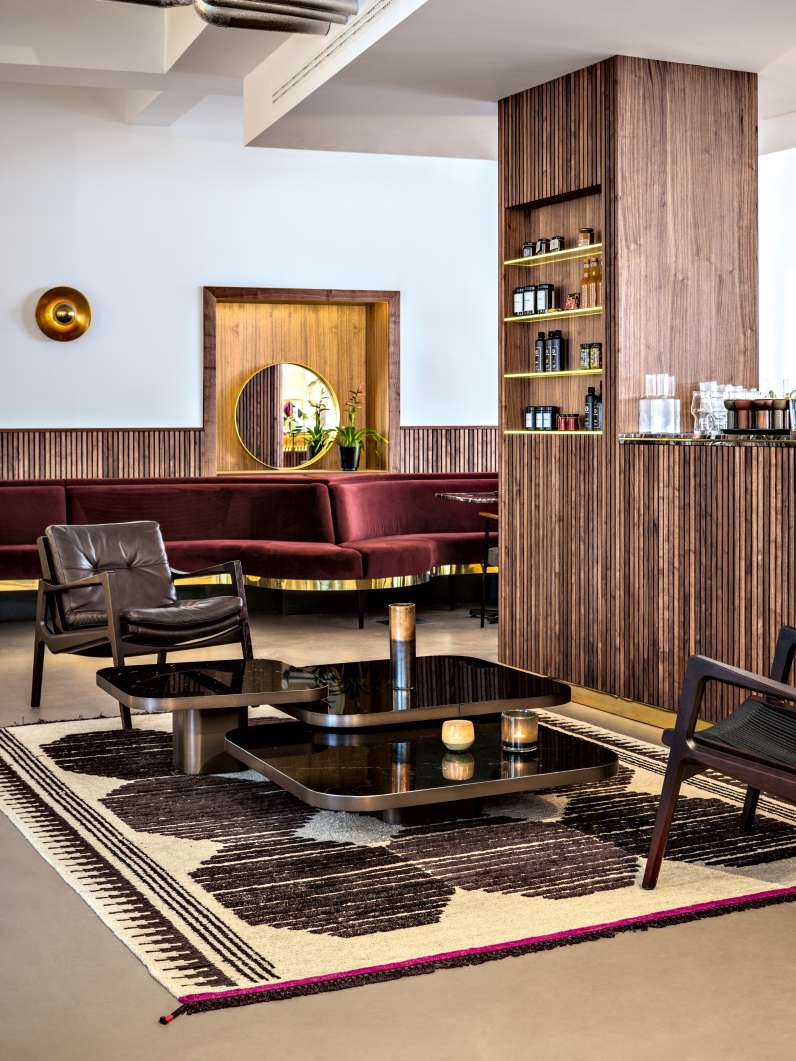 ClassiCon Bow Coffee Table No.1 in modernem Wohnzimmer mit Teppich und Designermöbeln.