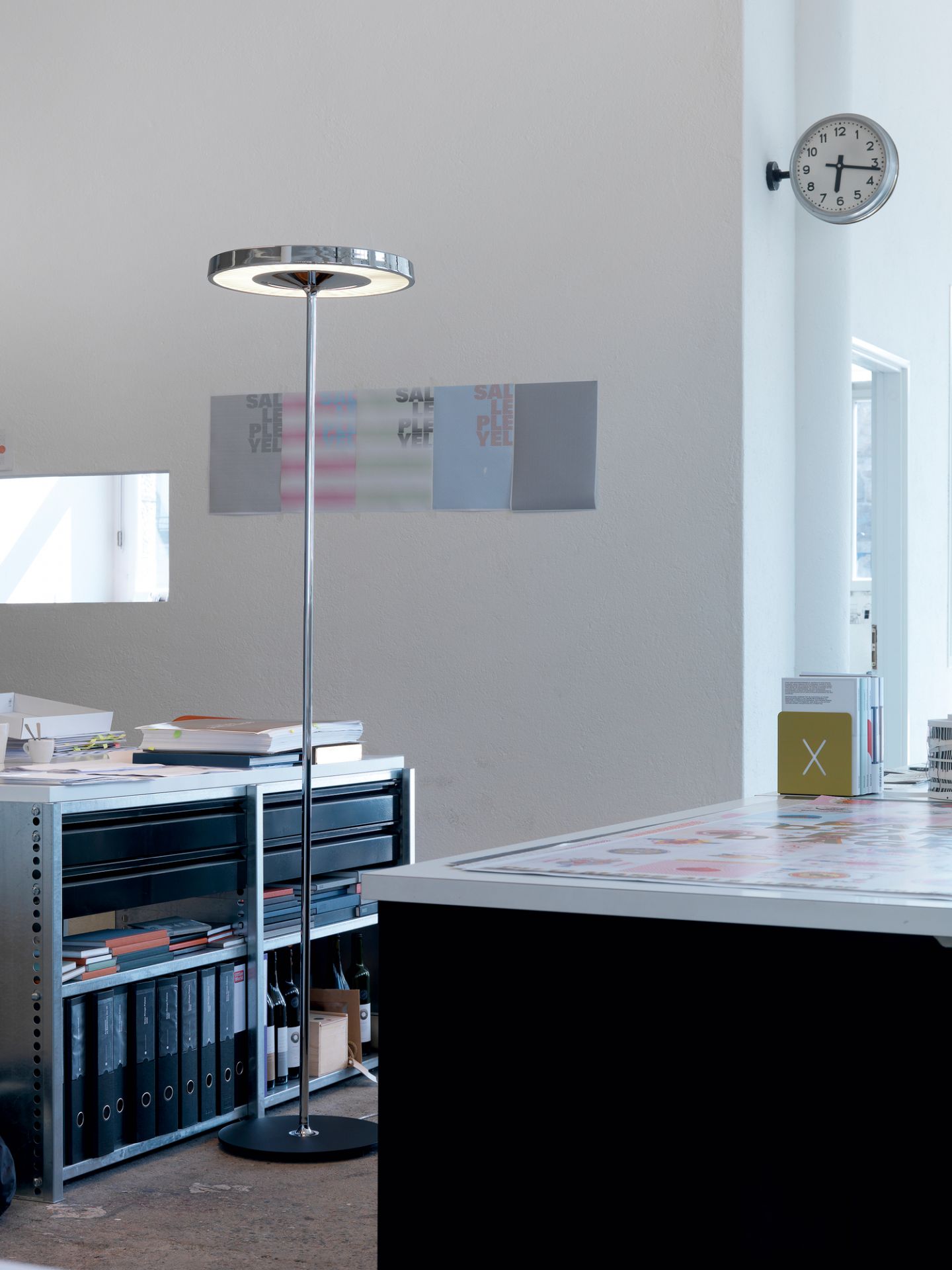 Disk Floor lamp 4000K white Belux