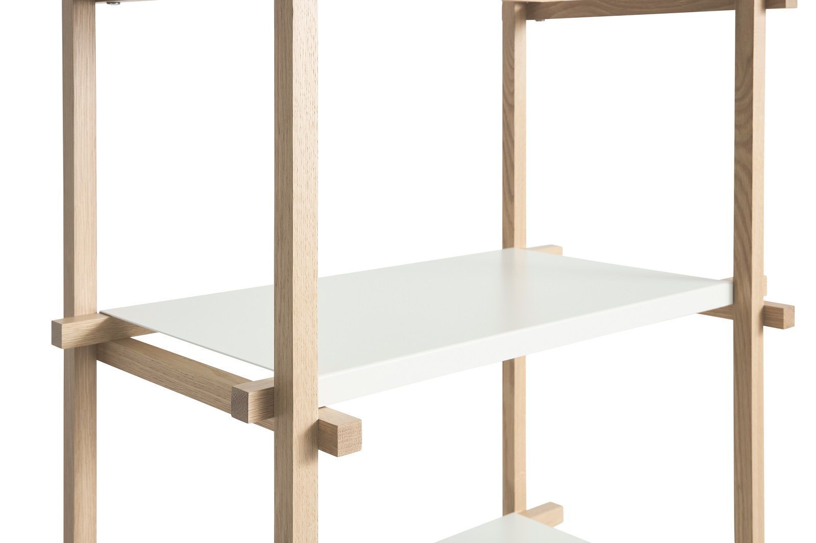 Detailaufnahme des Hay Woody Shelving Regals mit hellen Holzrahmen und weißen Regalböden.