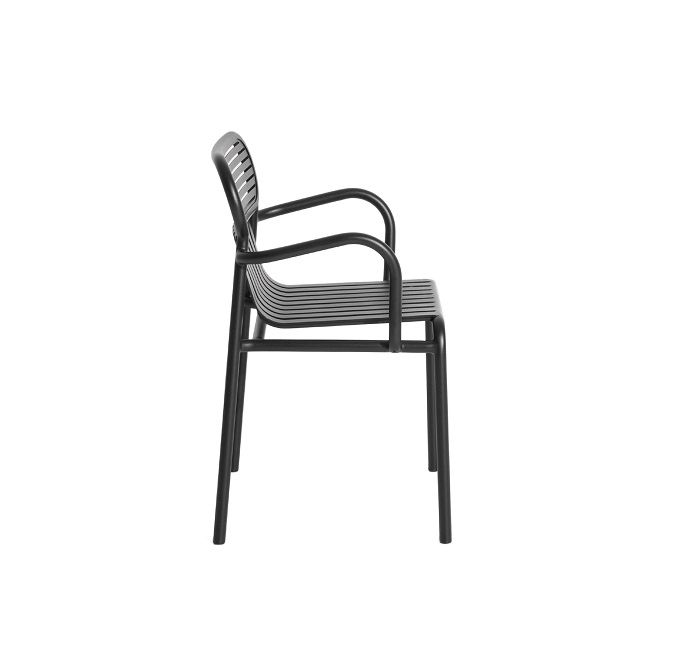 Week-End Garden Chair with Armrests Petite Friture Black Week-End Garden Petite Friture Armlehnenstuhl in Schwarz, Seitenansicht, ideal für Garten und Terrasse.