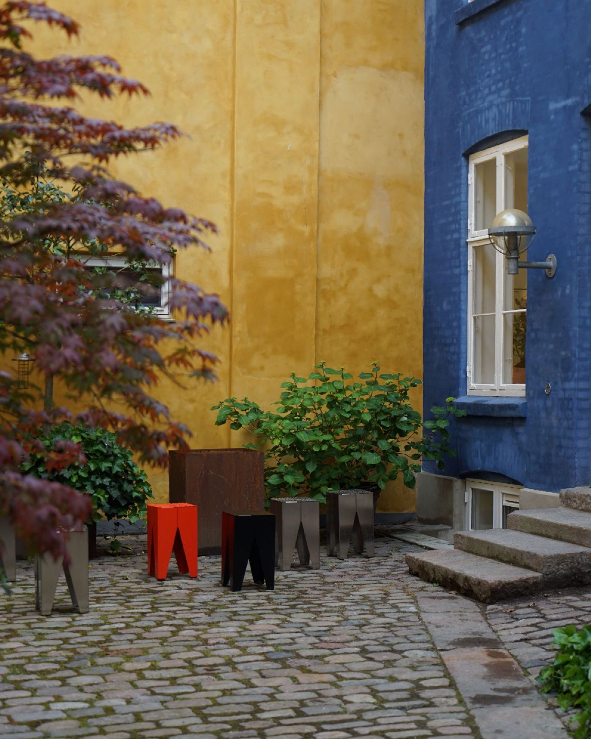 Backenzahn Steel Stool/Side Table e15