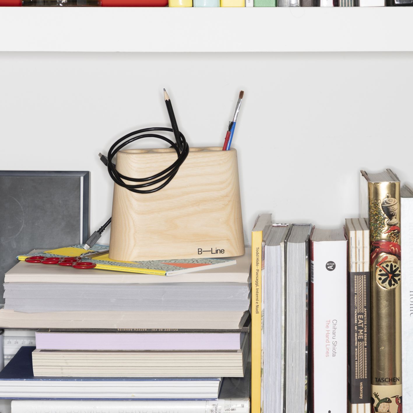 Aki Jr pen holder made of solid wood B-Line