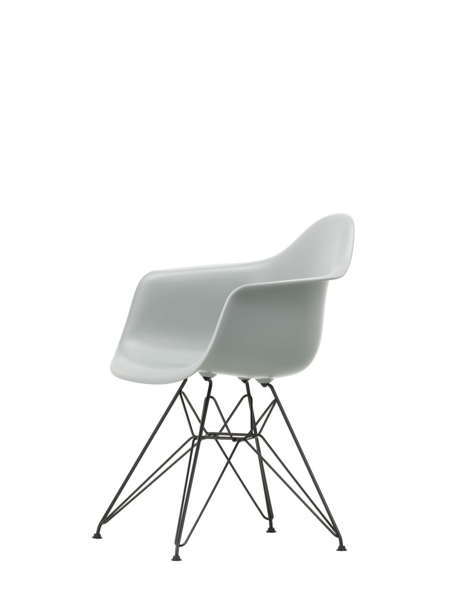 Eames Plastic Arm Chair DAR Stuhl in Kieselstein mit verchromtem Gestell, seitliche Ansicht.