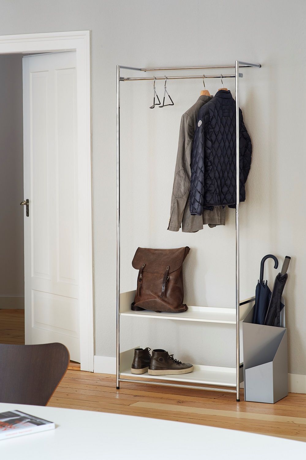Comba Anlehngarderobe Mox Gestell schwarz Tablaren weiß