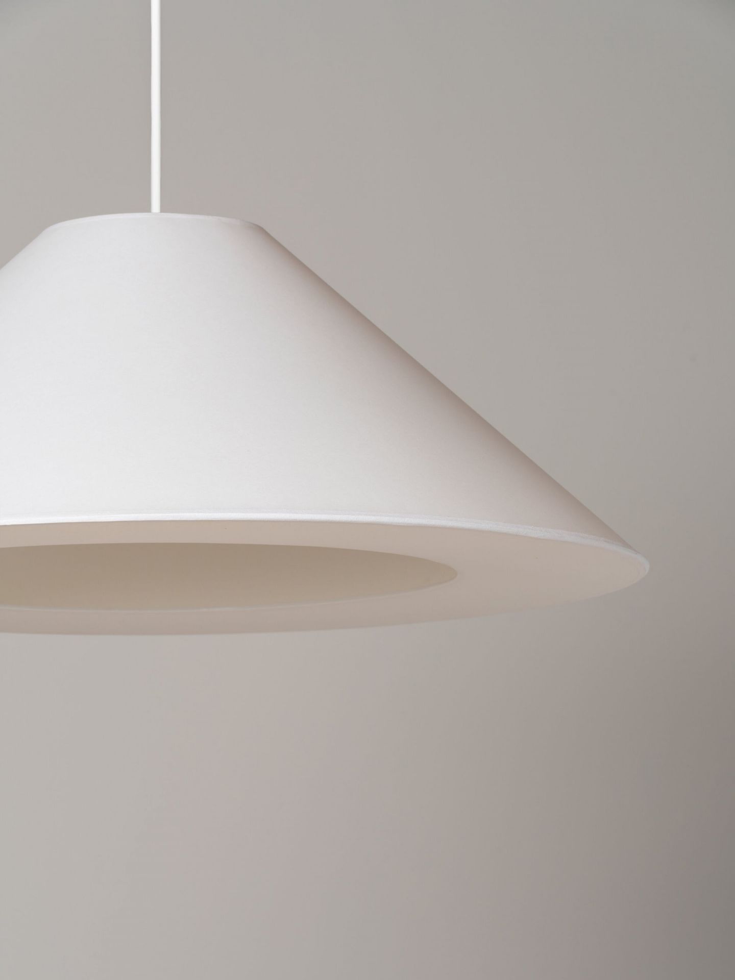 Sísísí cónicas planas MT5 Suspension lamp Ø64cm white Santa & Cole
